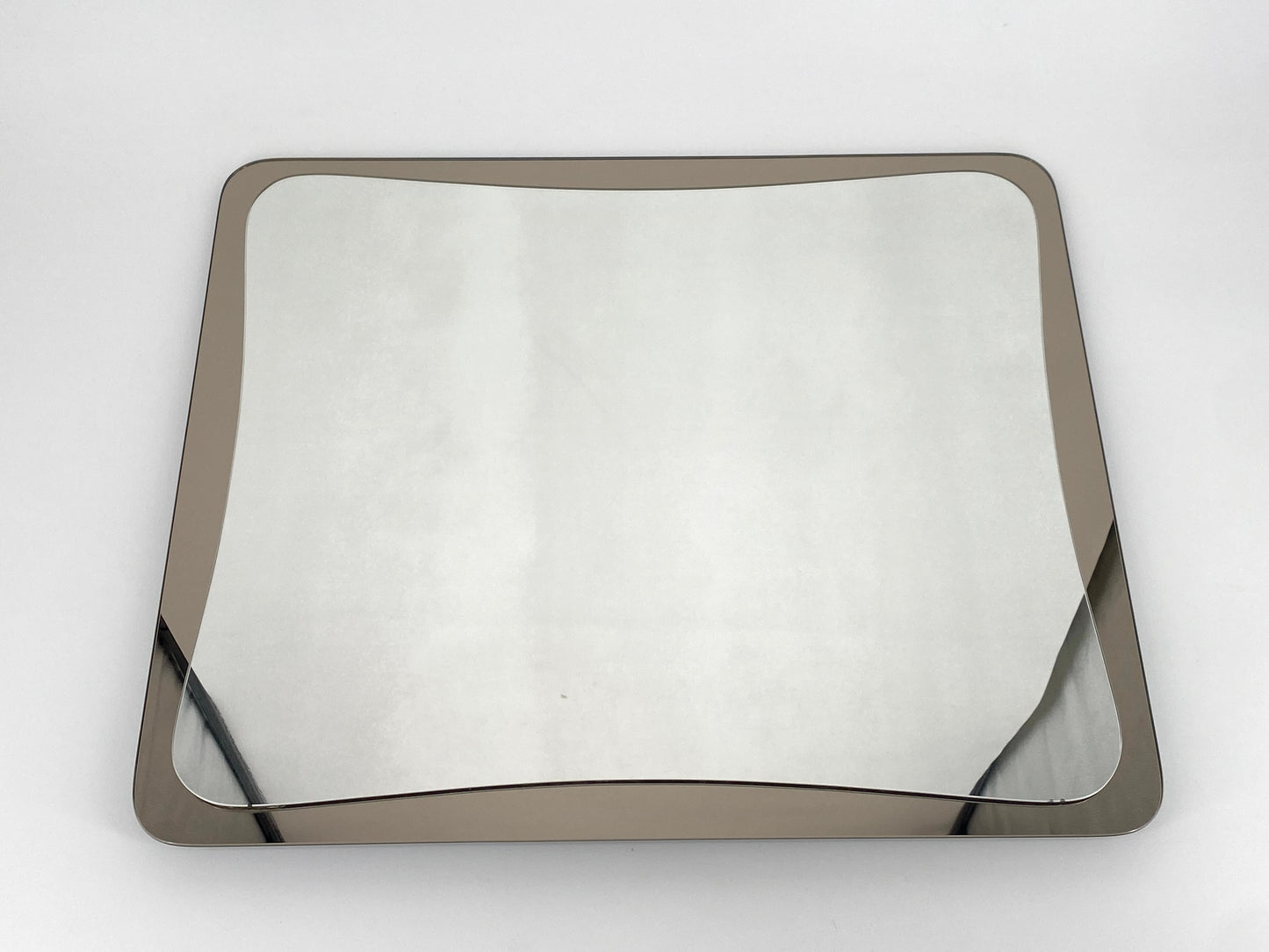 Italienischer Wandspiegel, organsich geformt mit Rauchglas, 1970er