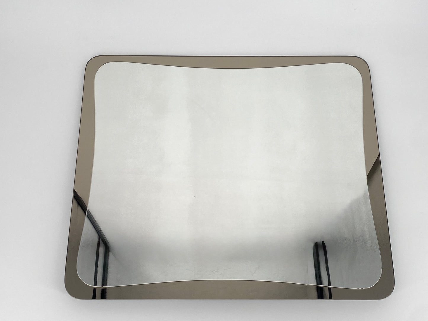 Italienischer Wandspiegel, organsich geformt mit Rauchglas, 1970er