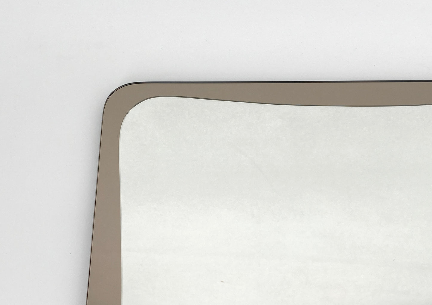 Italienischer Wandspiegel, organsich geformt mit Rauchglas, 1970er
