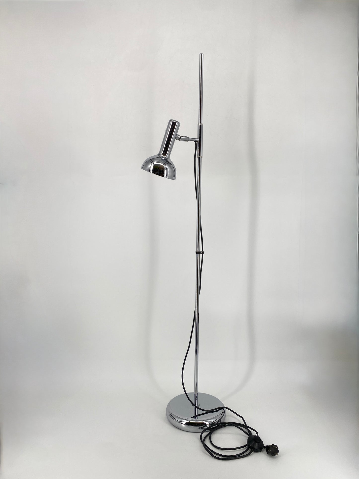 Minimalistische Space Age Stehlampe mit einem Spot, um 1970