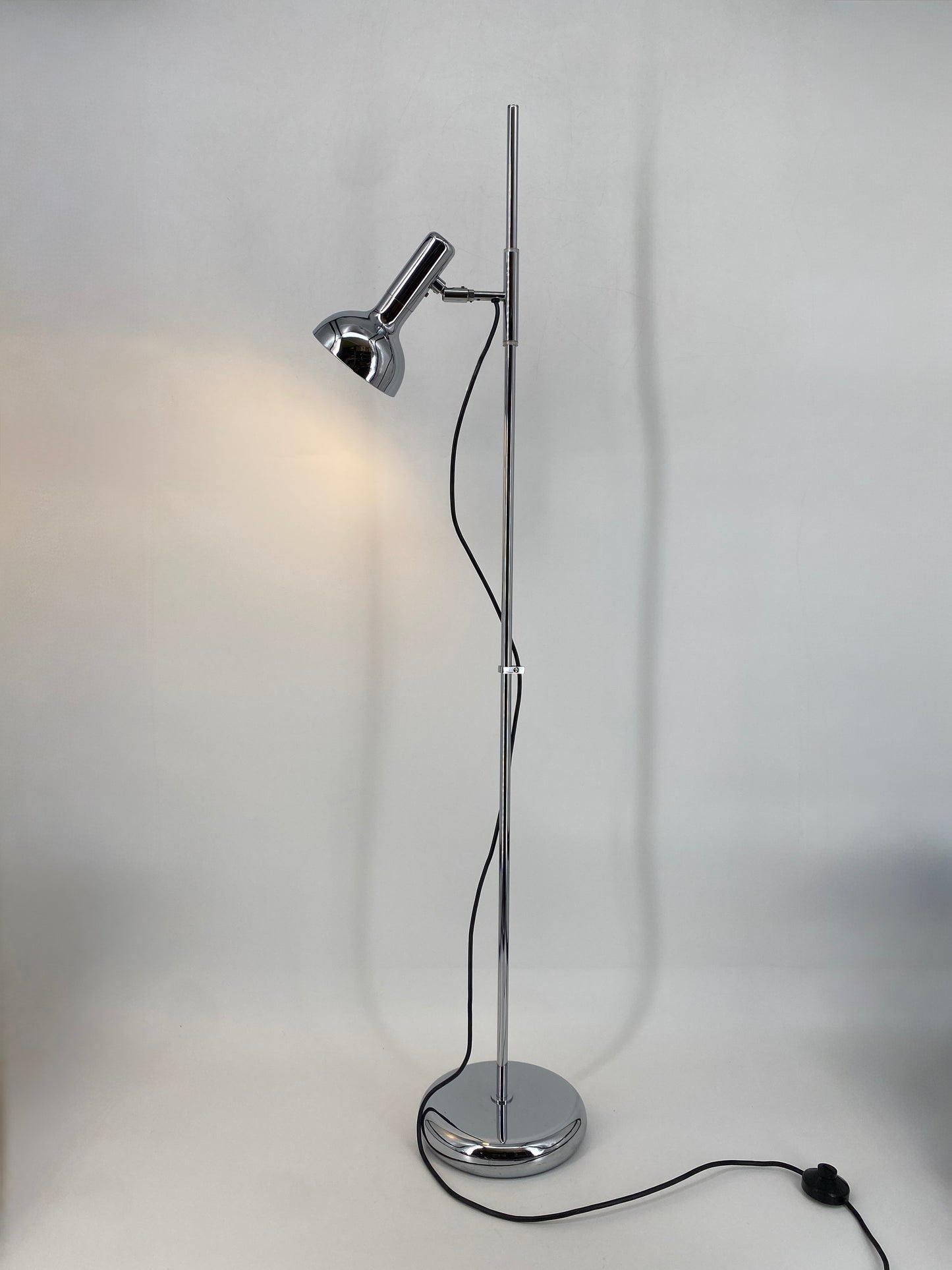Minimalistische Space Age Stehlampe mit einem Spot, um 1970