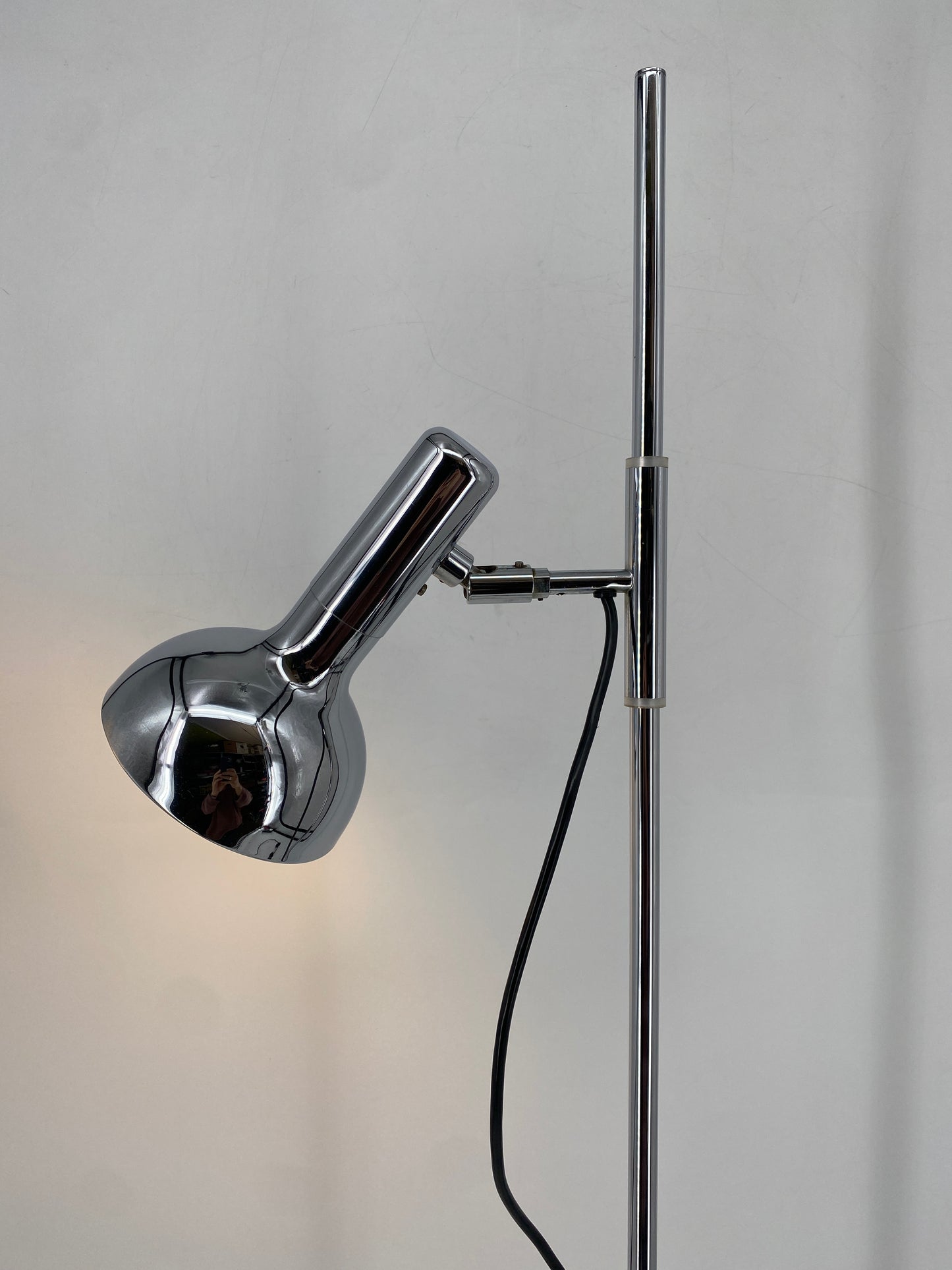 Minimalistische Space Age Stehlampe mit einem Spot, um 1970