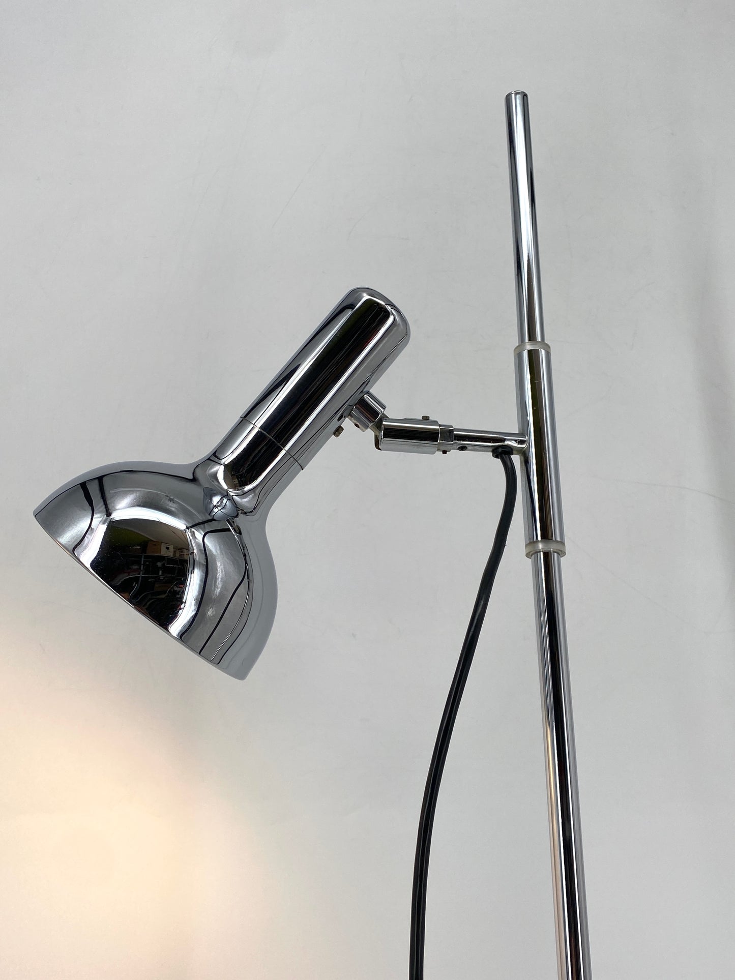 Minimalistische Space Age Stehlampe mit einem Spot, um 1970