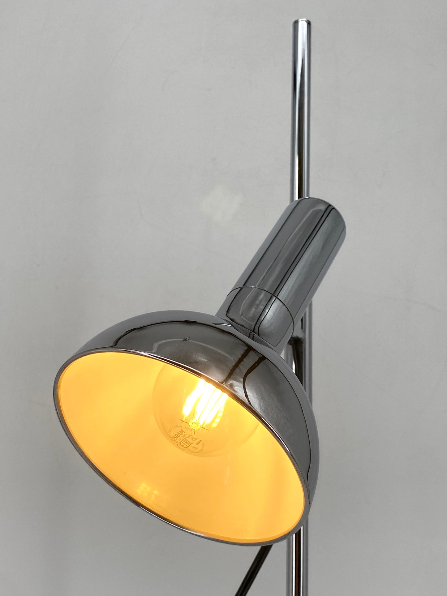 Minimalistische Space Age Stehlampe mit einem Spot, um 1970