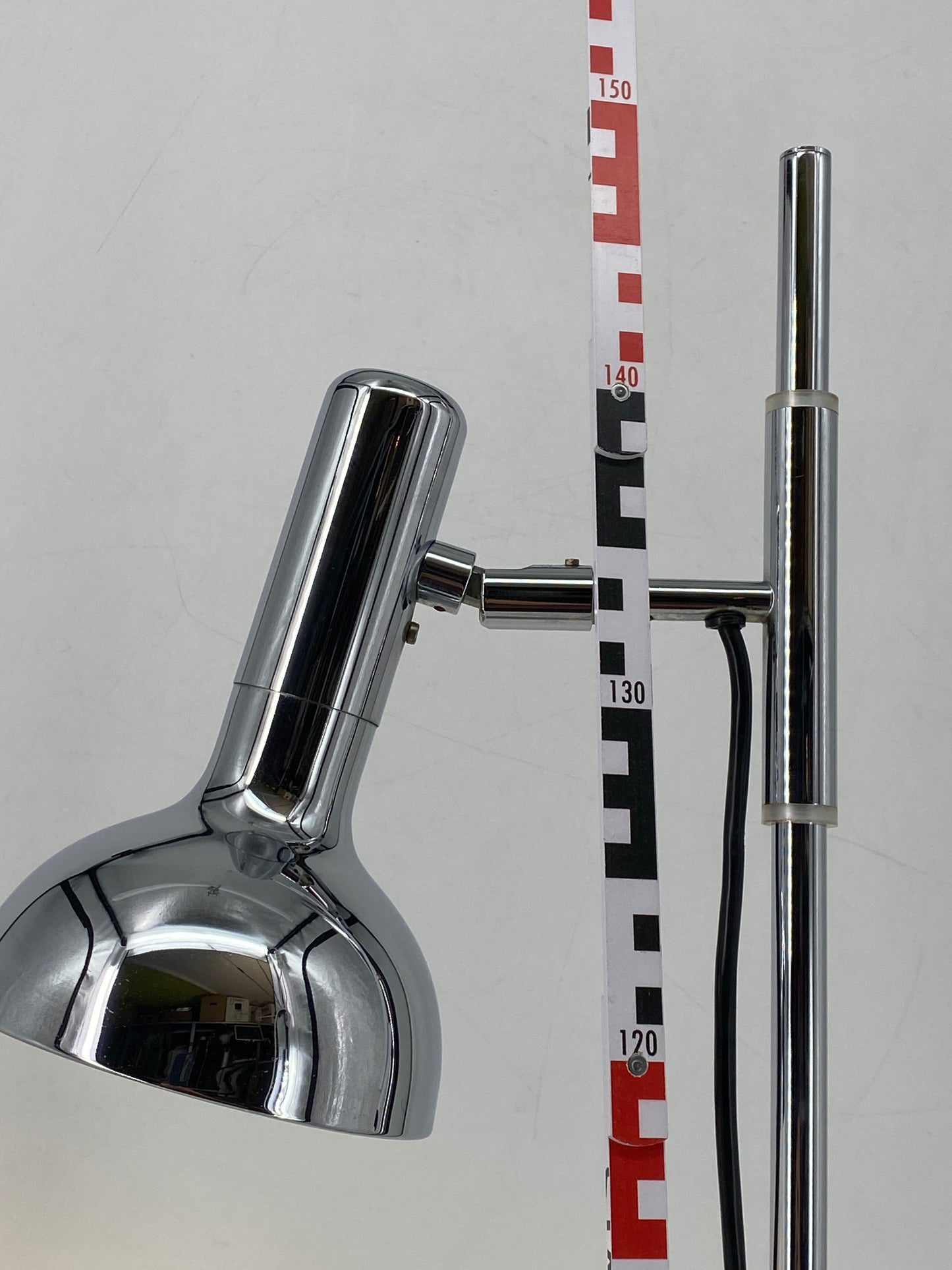 Minimalistische Space Age Stehlampe mit einem Spot, um 1970