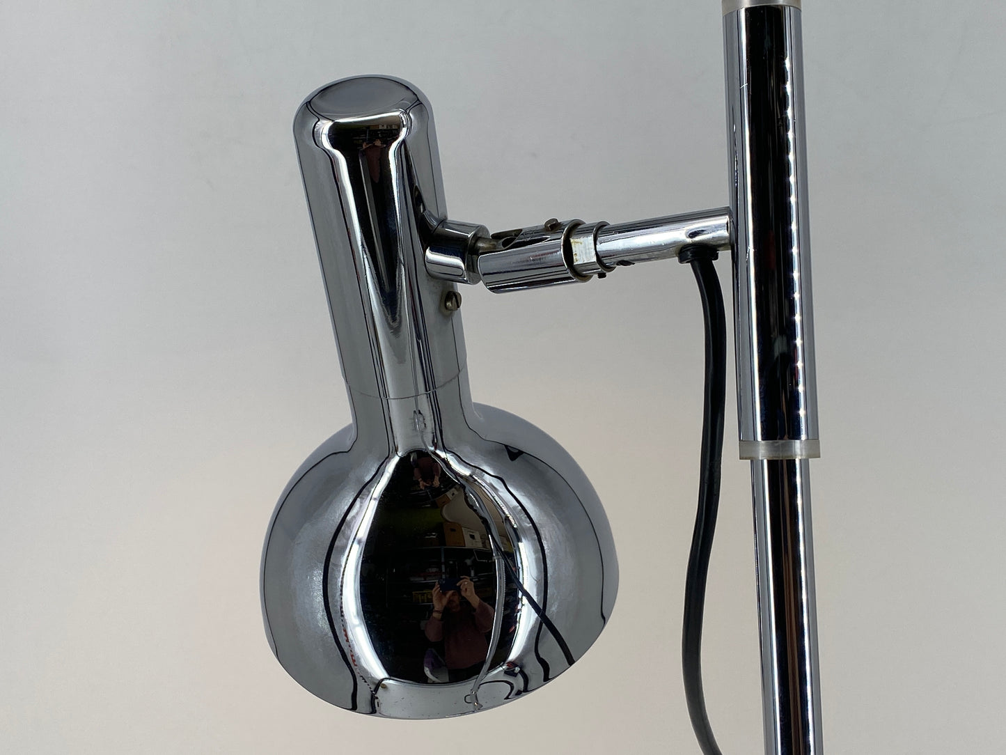 Minimalistische Space Age Stehlampe mit einem Spot, um 1970