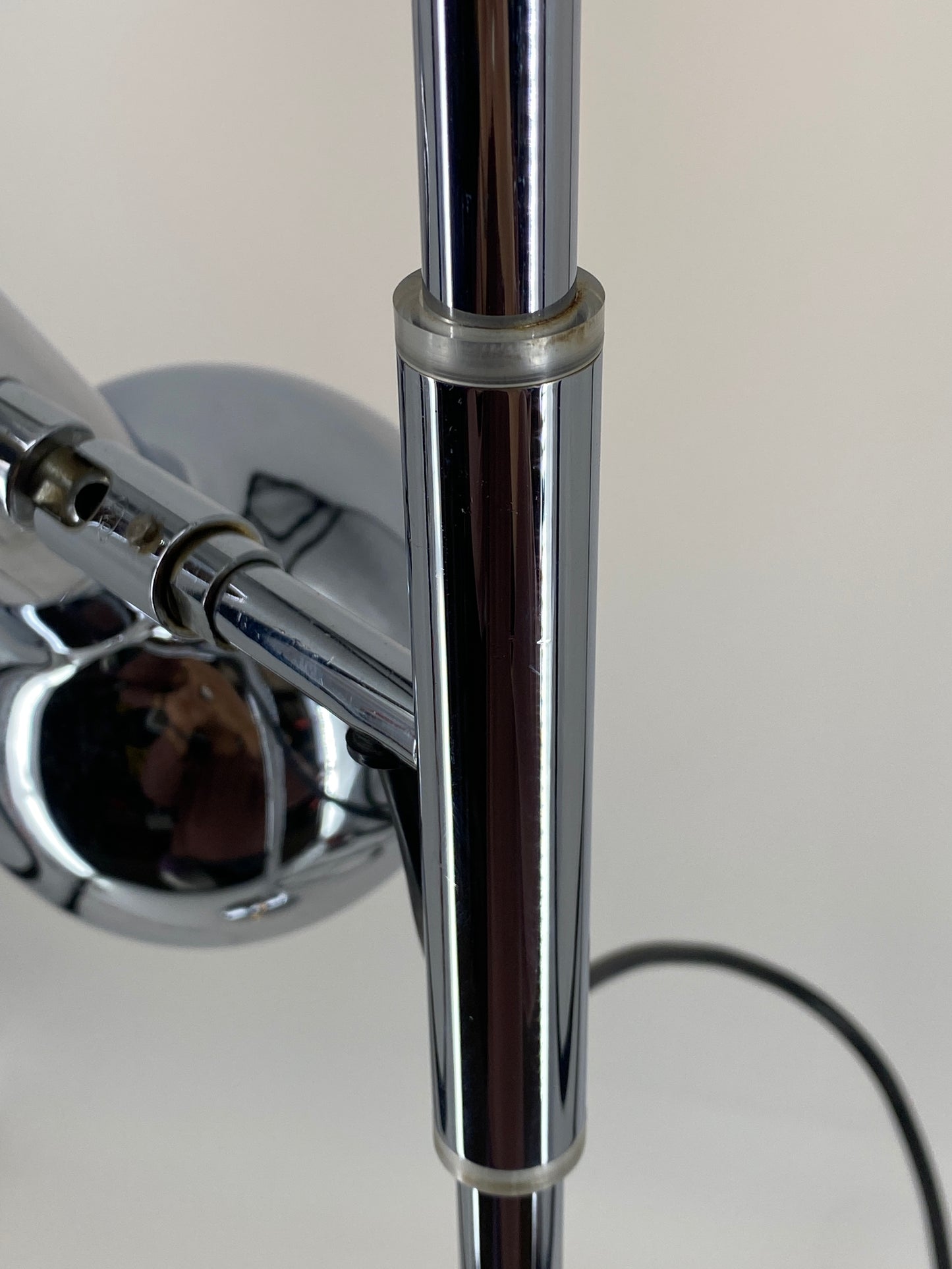 Minimalistische Space Age Stehlampe mit einem Spot, um 1970