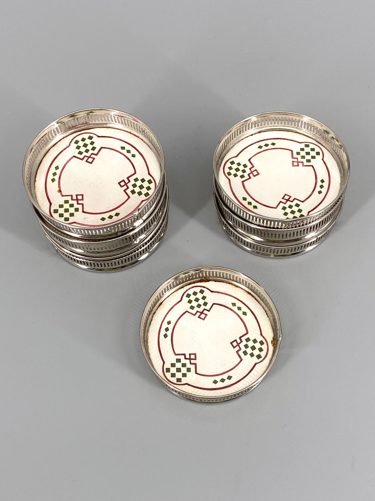 8 Jugendstil Untersetzer aus Keramik und verchromtem Stahl mit geometrischem Muster