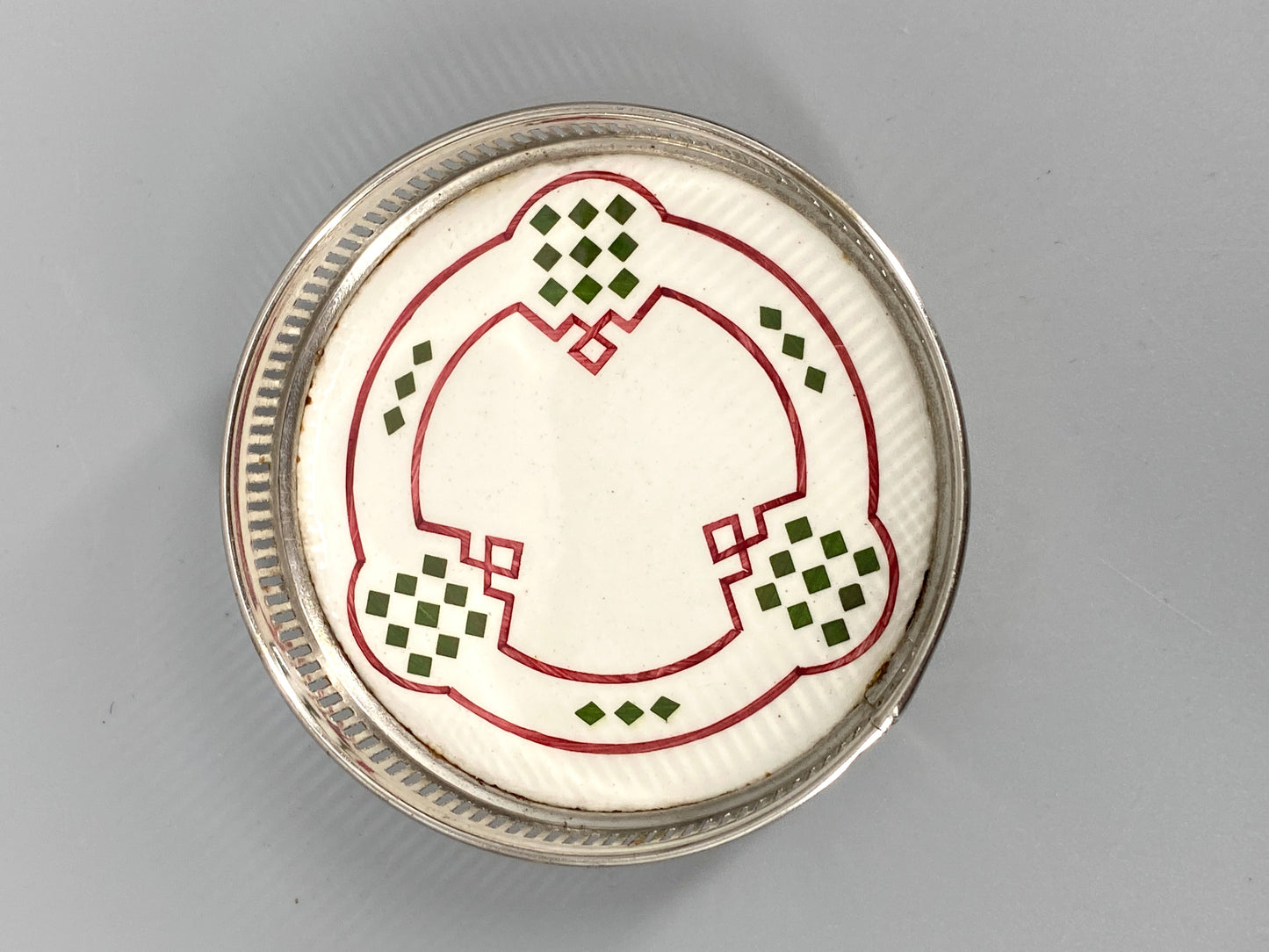8 Jugendstil Untersetzer aus Keramik und verchromtem Stahl mit geometrischem Muster