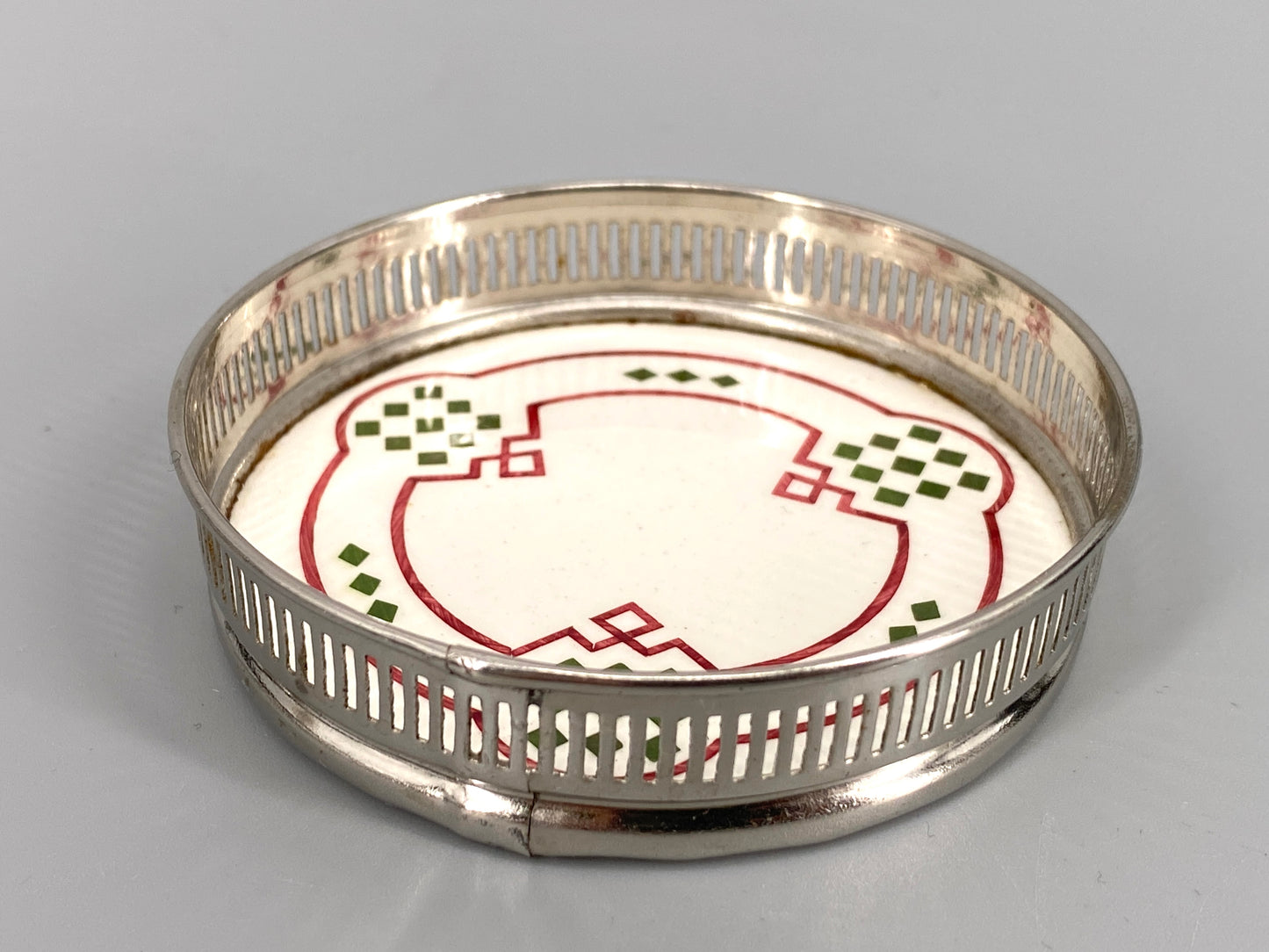 8 Jugendstil Untersetzer aus Keramik und verchromtem Stahl mit geometrischem Muster