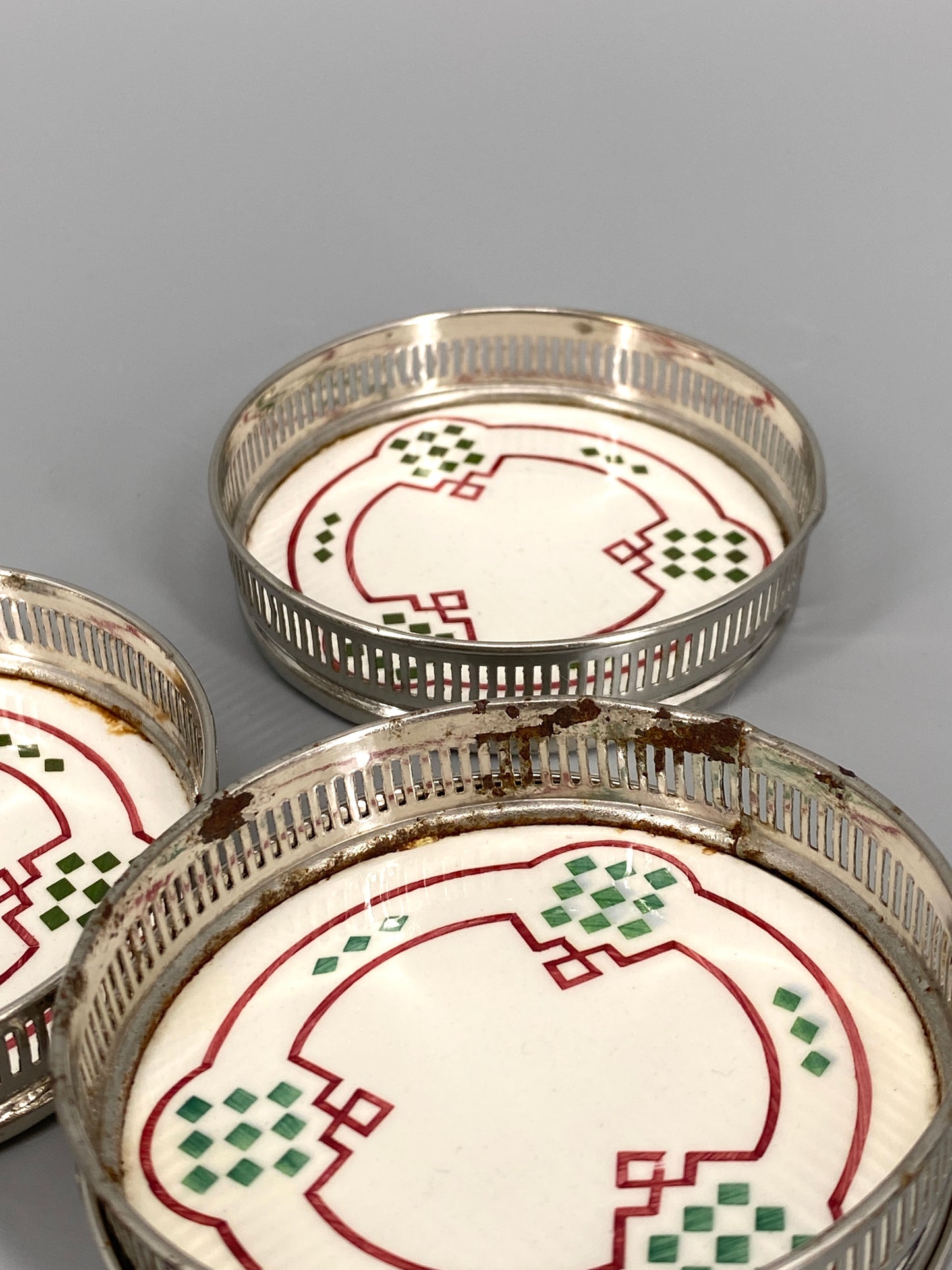 8 Jugendstil Untersetzer aus Keramik und verchromtem Stahl mit geometrischem Muster