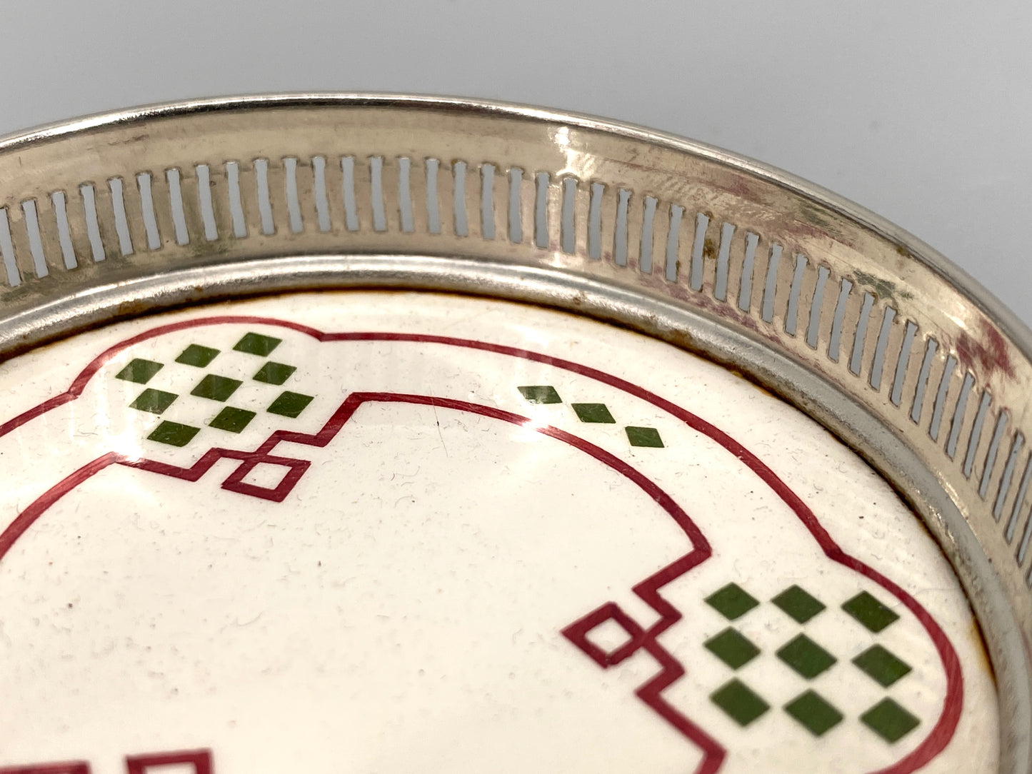 8 Jugendstil Untersetzer aus Keramik und verchromtem Stahl mit geometrischem Muster