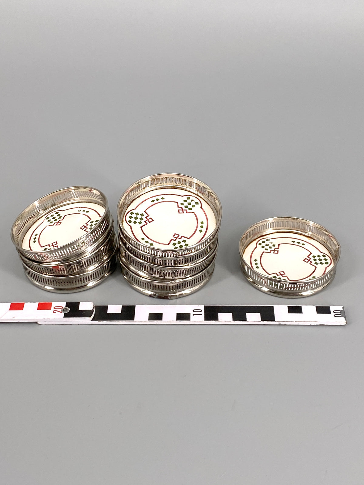 8 Jugendstil Untersetzer aus Keramik und verchromtem Stahl mit geometrischem Muster