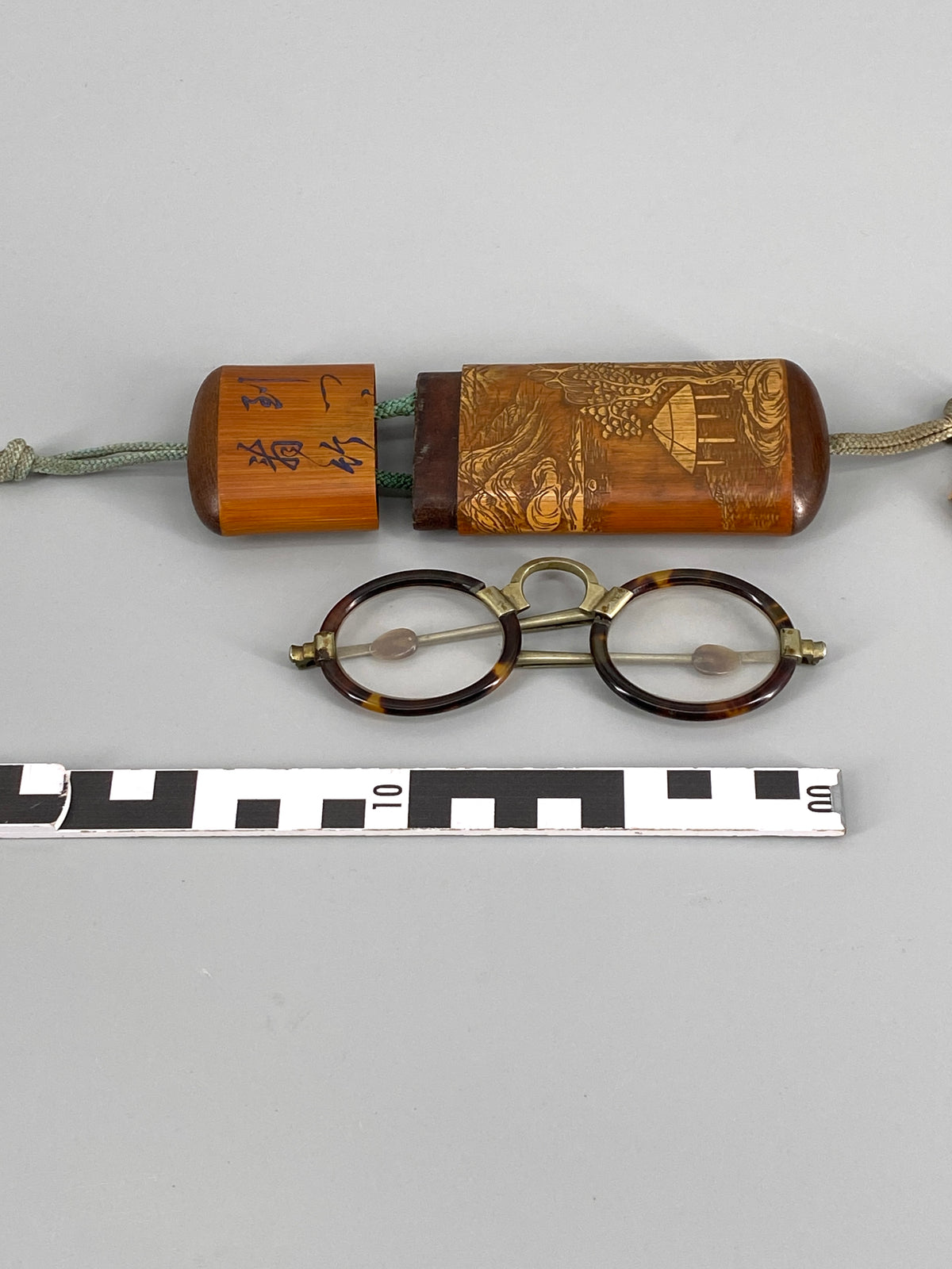 antike, chinesische Brille mit Holzetui, China, 19. Jhd