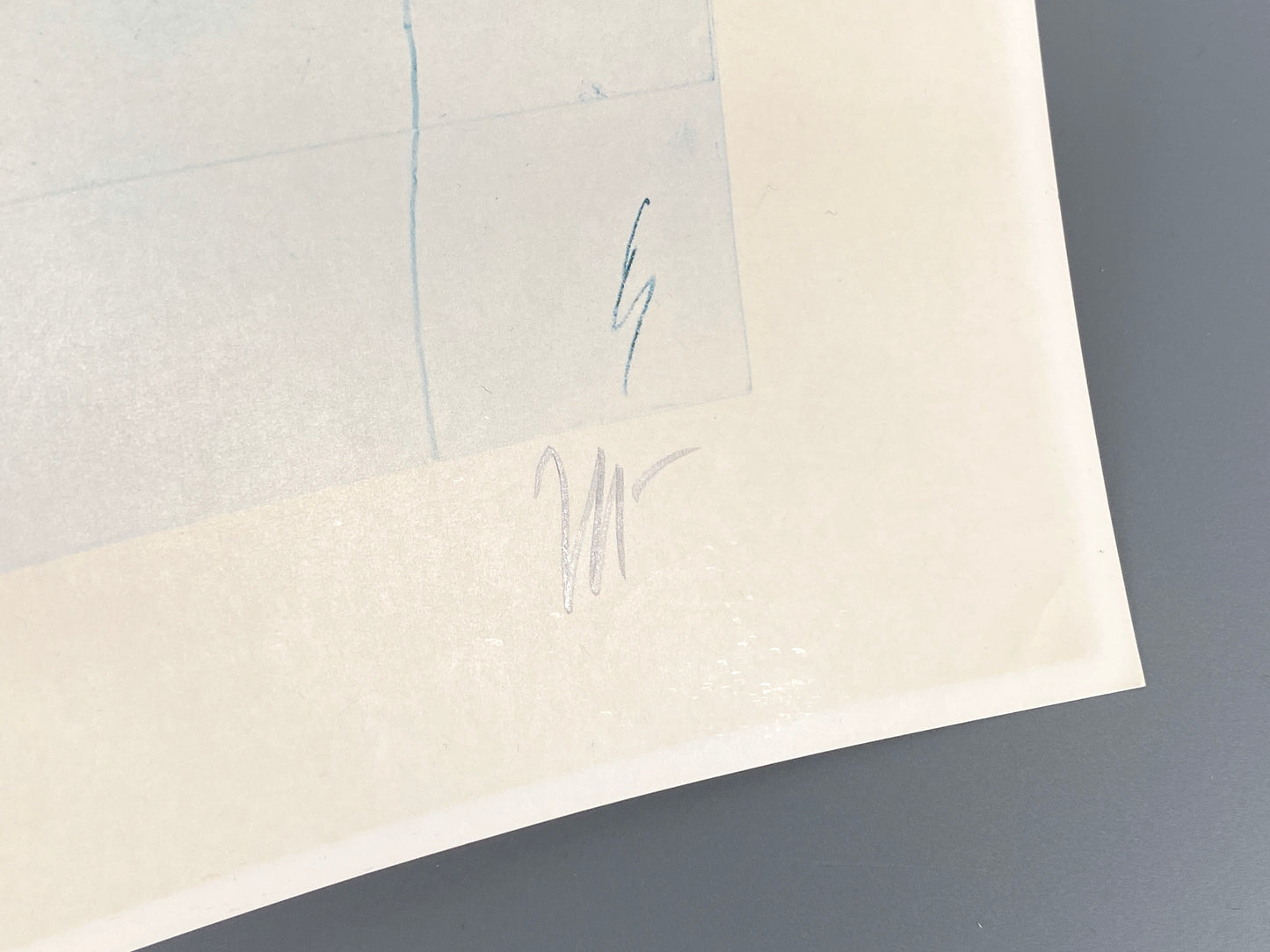 Signierter Offsetdruck "Stilleben in Blau" von Horst Janssen (1929–1995)