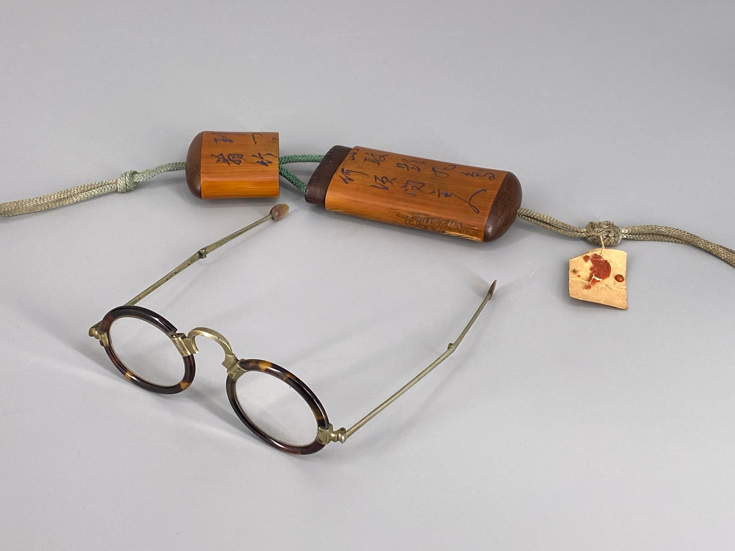 antike, chinesische Brille mit Holzetui, China, 19. Jhd