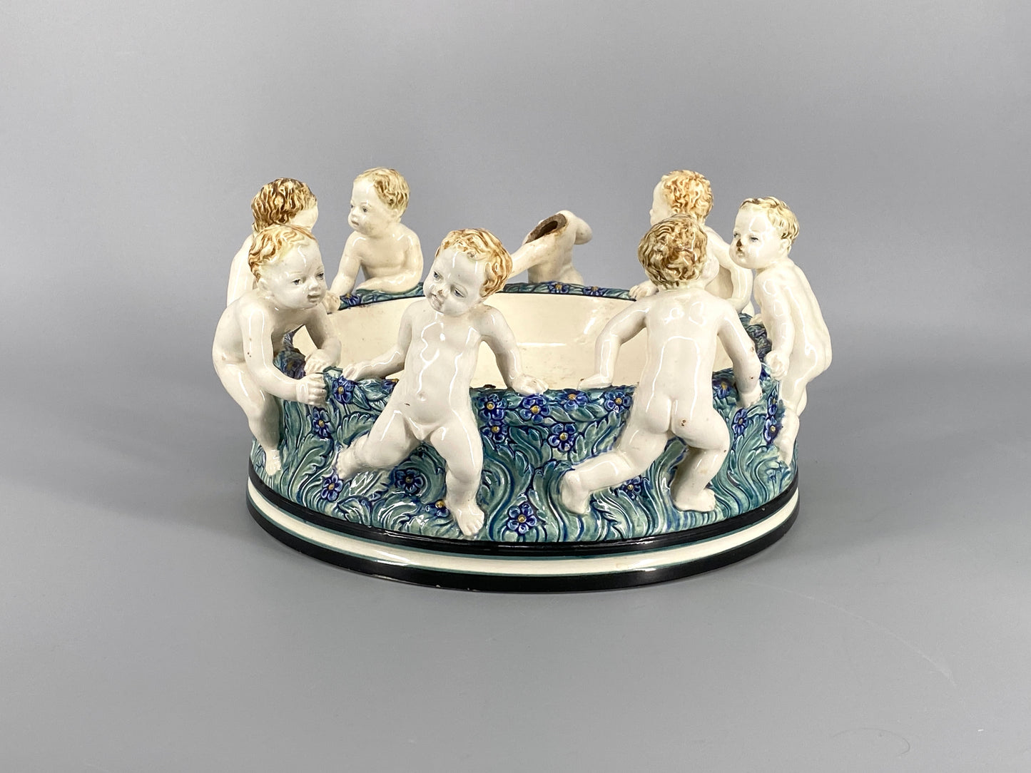 Puttenschale der Karlsruher Majolika von Wilhelm Süs, Karlsruhe, 1910