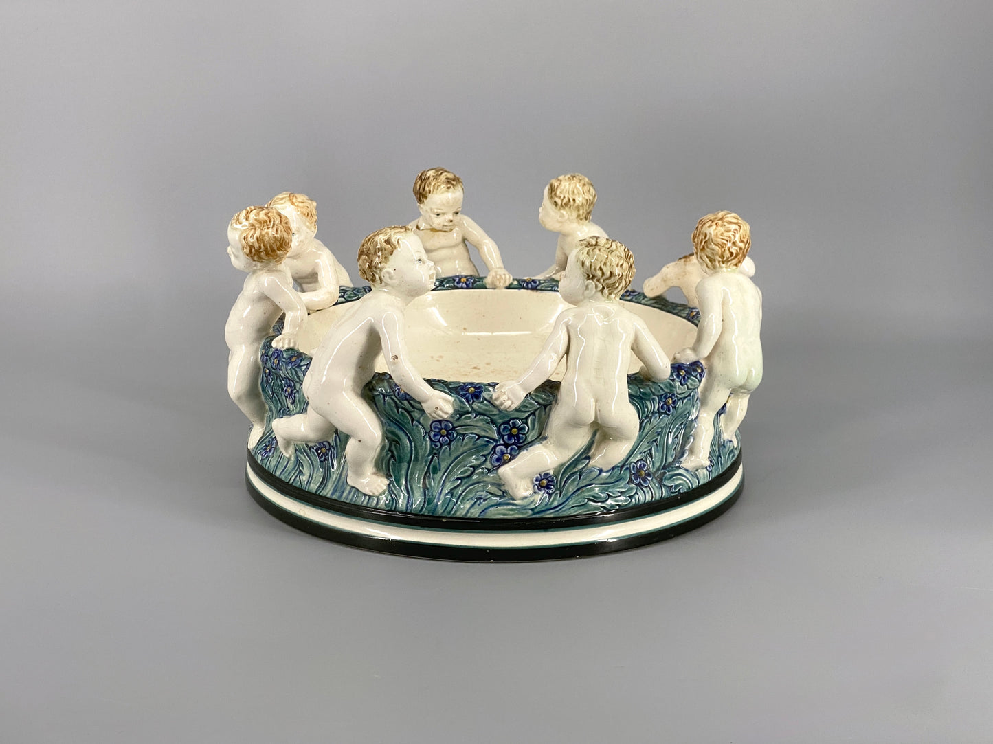 Puttenschale der Karlsruher Majolika von Wilhelm Süs, Karlsruhe, 1910