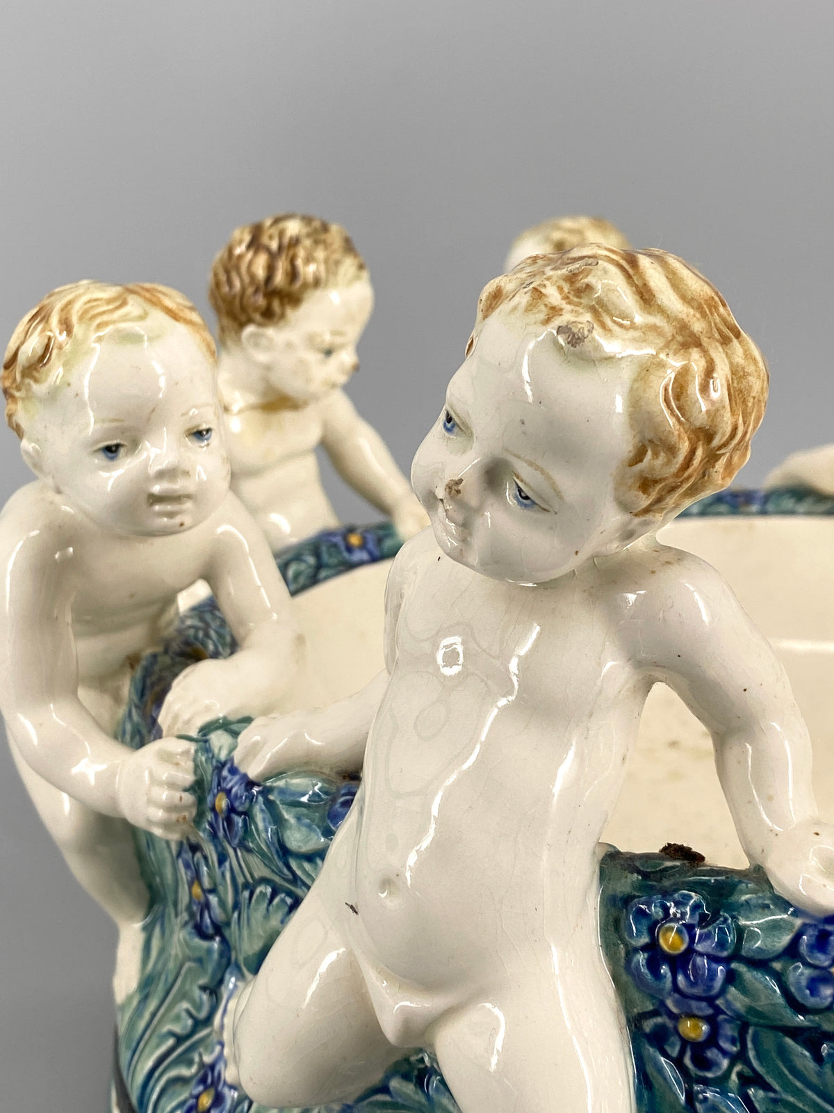 Puttenschale der Karlsruher Majolika von Wilhelm Süs, Karlsruhe, 1910