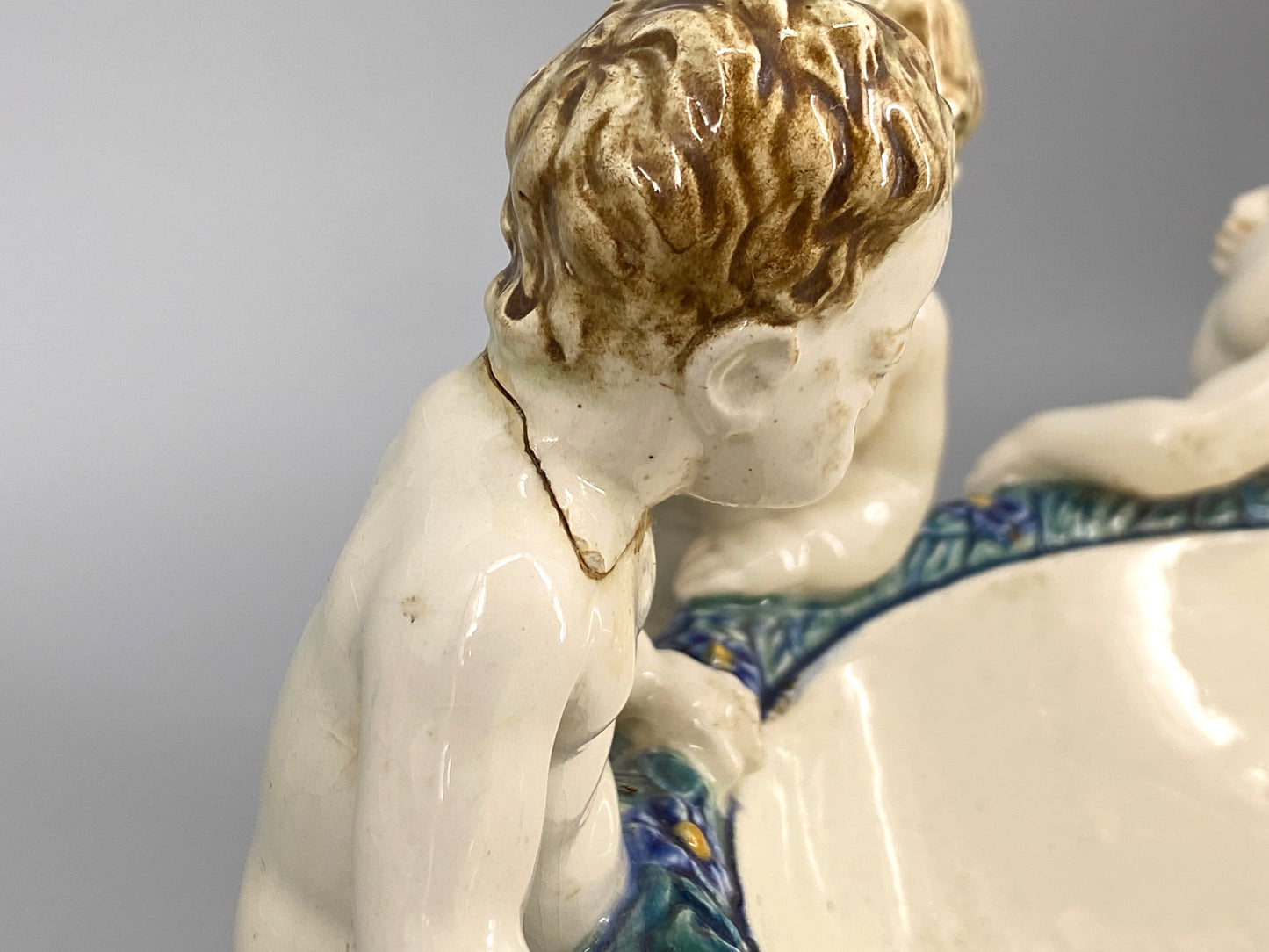 Puttenschale der Karlsruher Majolika von Wilhelm Süs, Karlsruhe, 1910