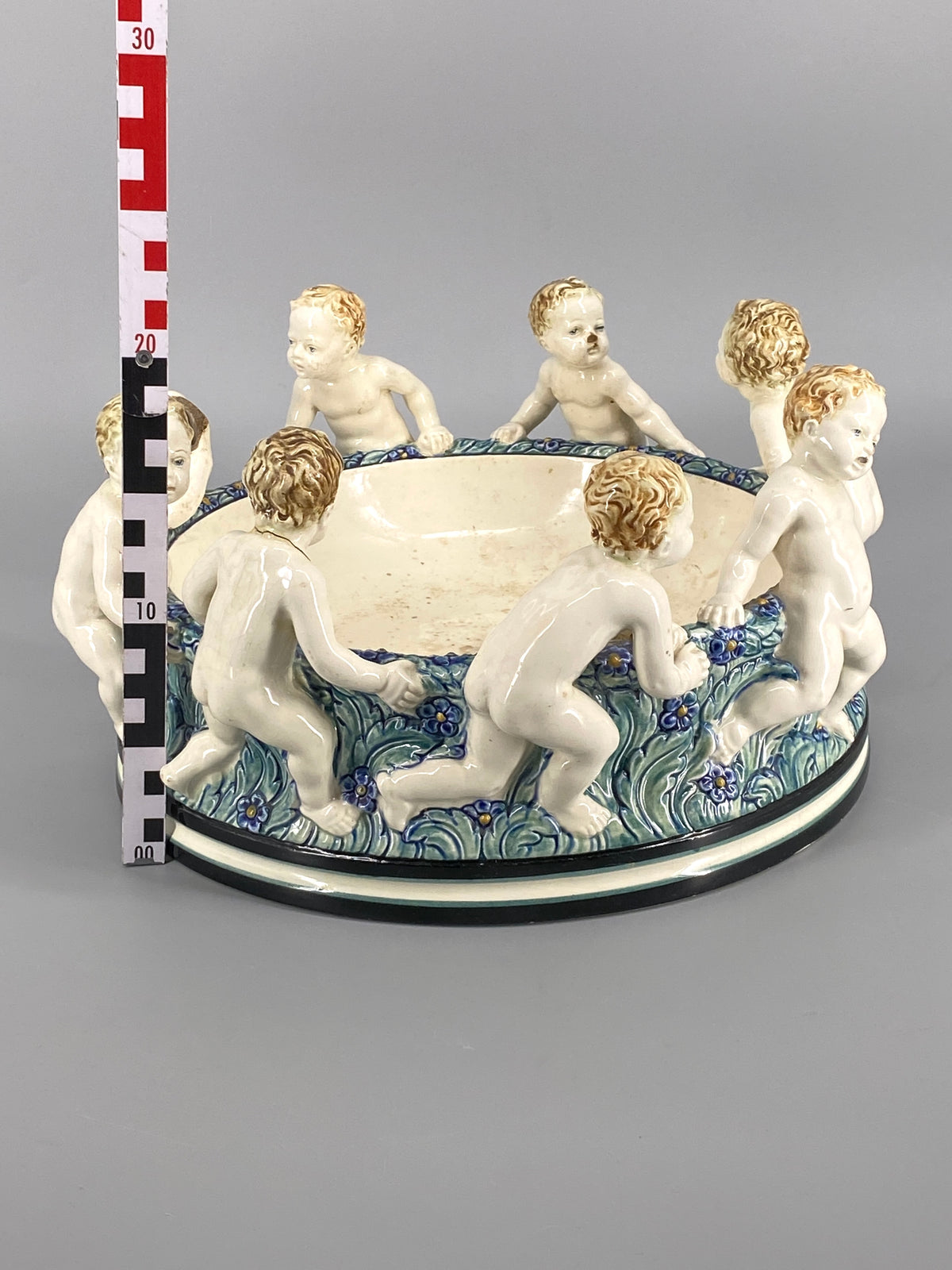 Puttenschale der Karlsruher Majolika von Wilhelm Süs, Karlsruhe, 1910