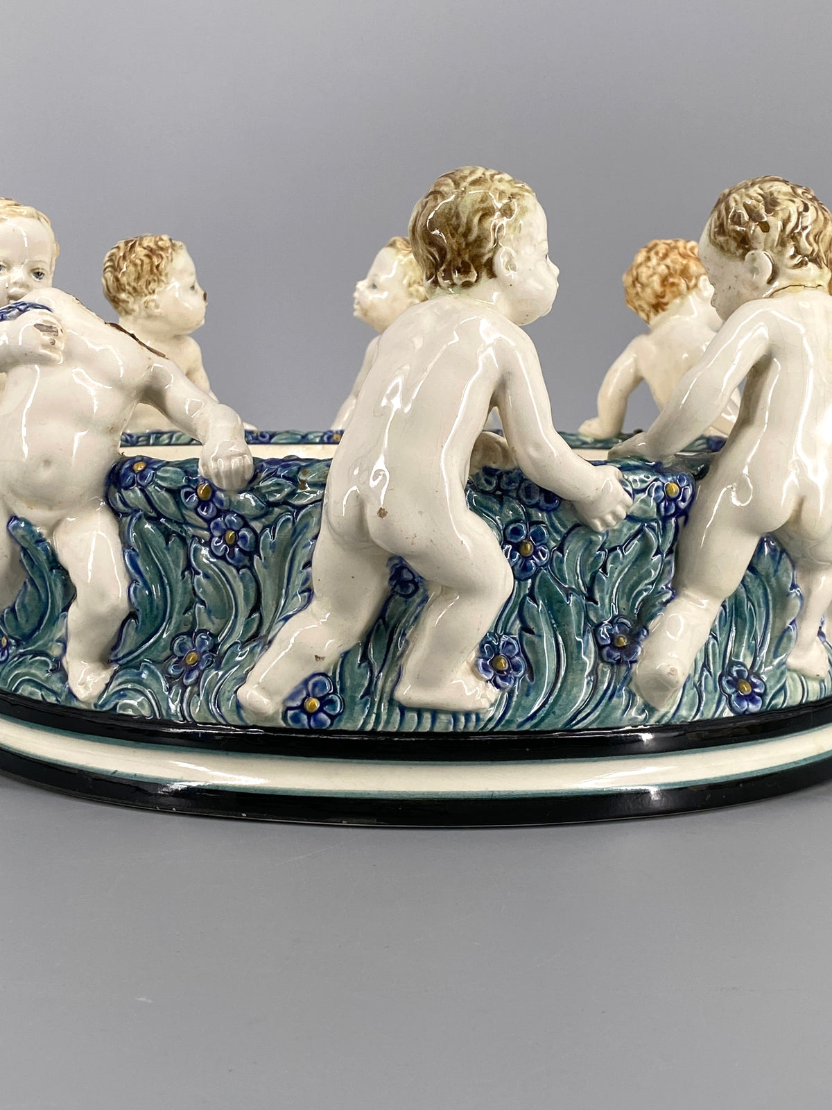 Puttenschale der Karlsruher Majolika von Wilhelm Süs, Karlsruhe, 1910