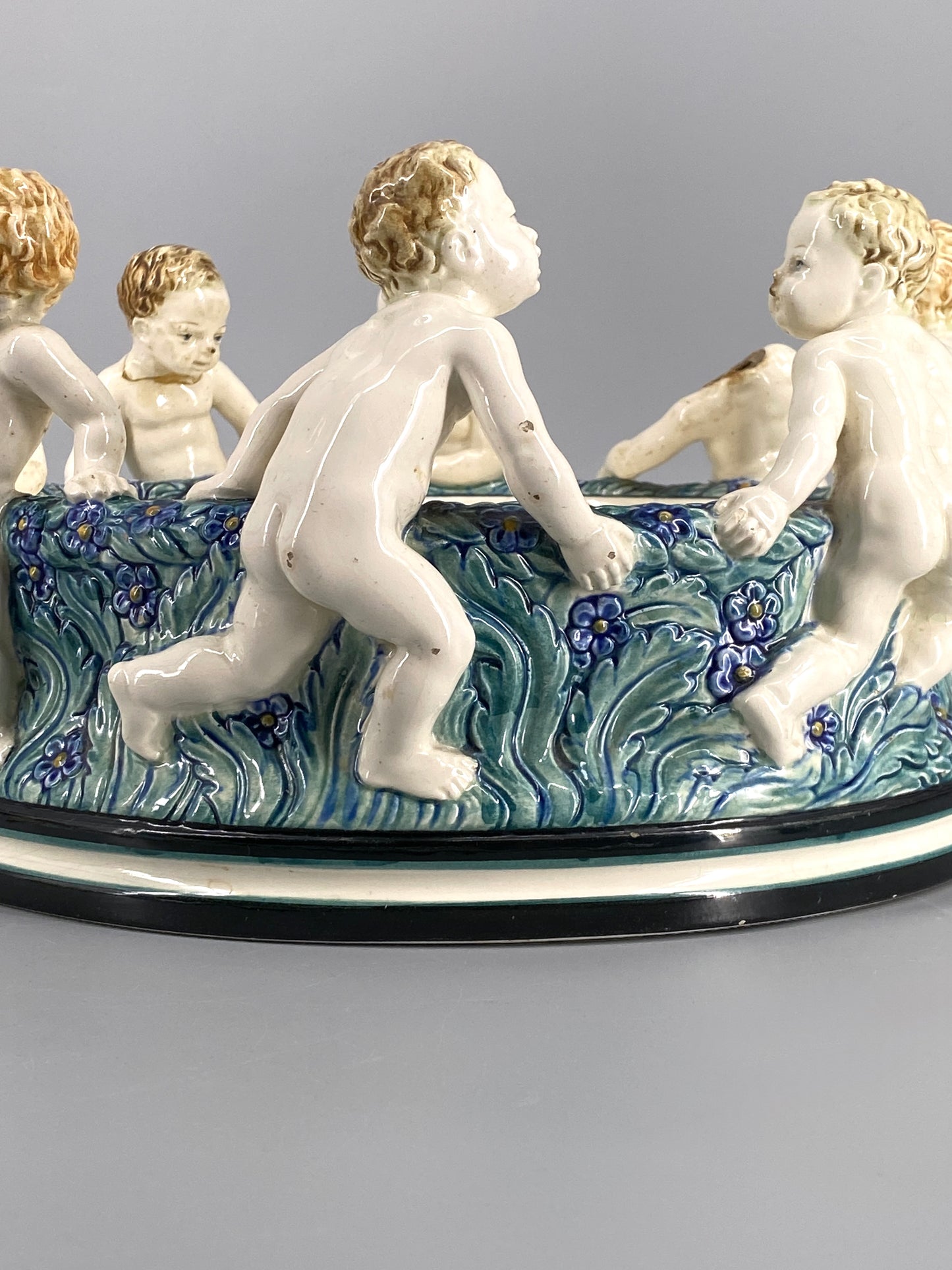 Puttenschale der Karlsruher Majolika von Wilhelm Süs, Karlsruhe, 1910