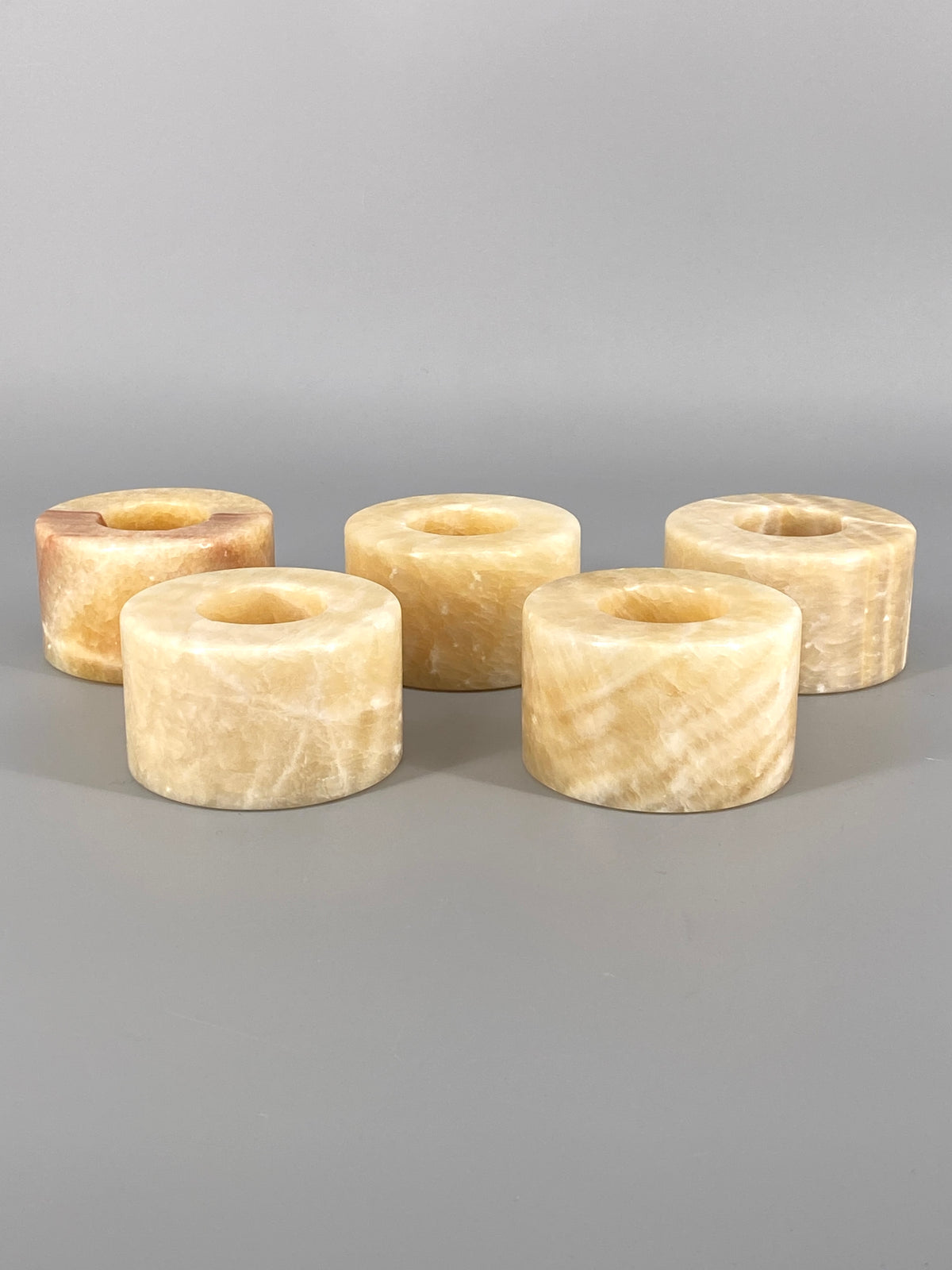 5 runde, massive Teelichthalter aus Alabaster