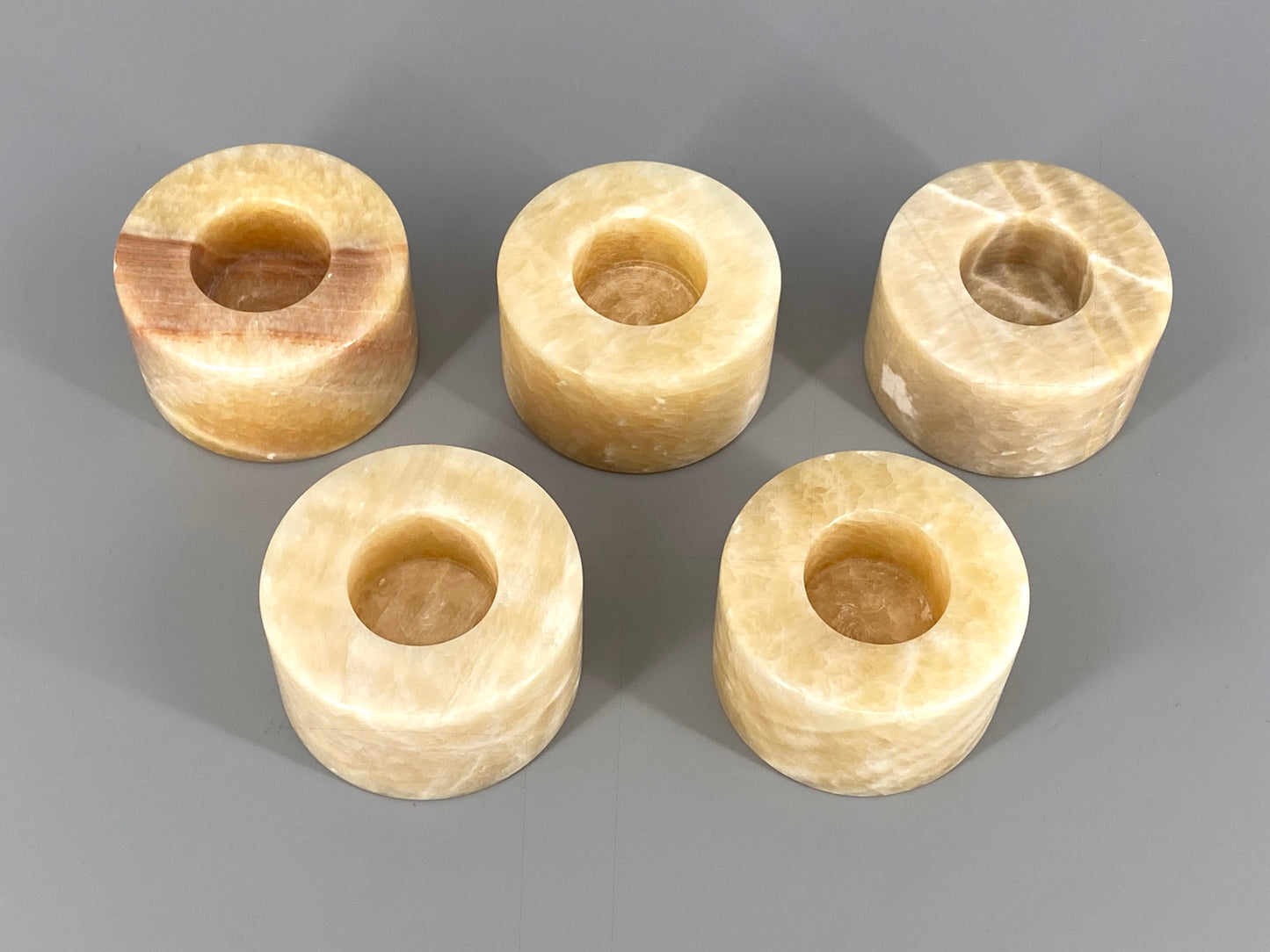 5 runde, massive Teelichthalter aus Alabaster