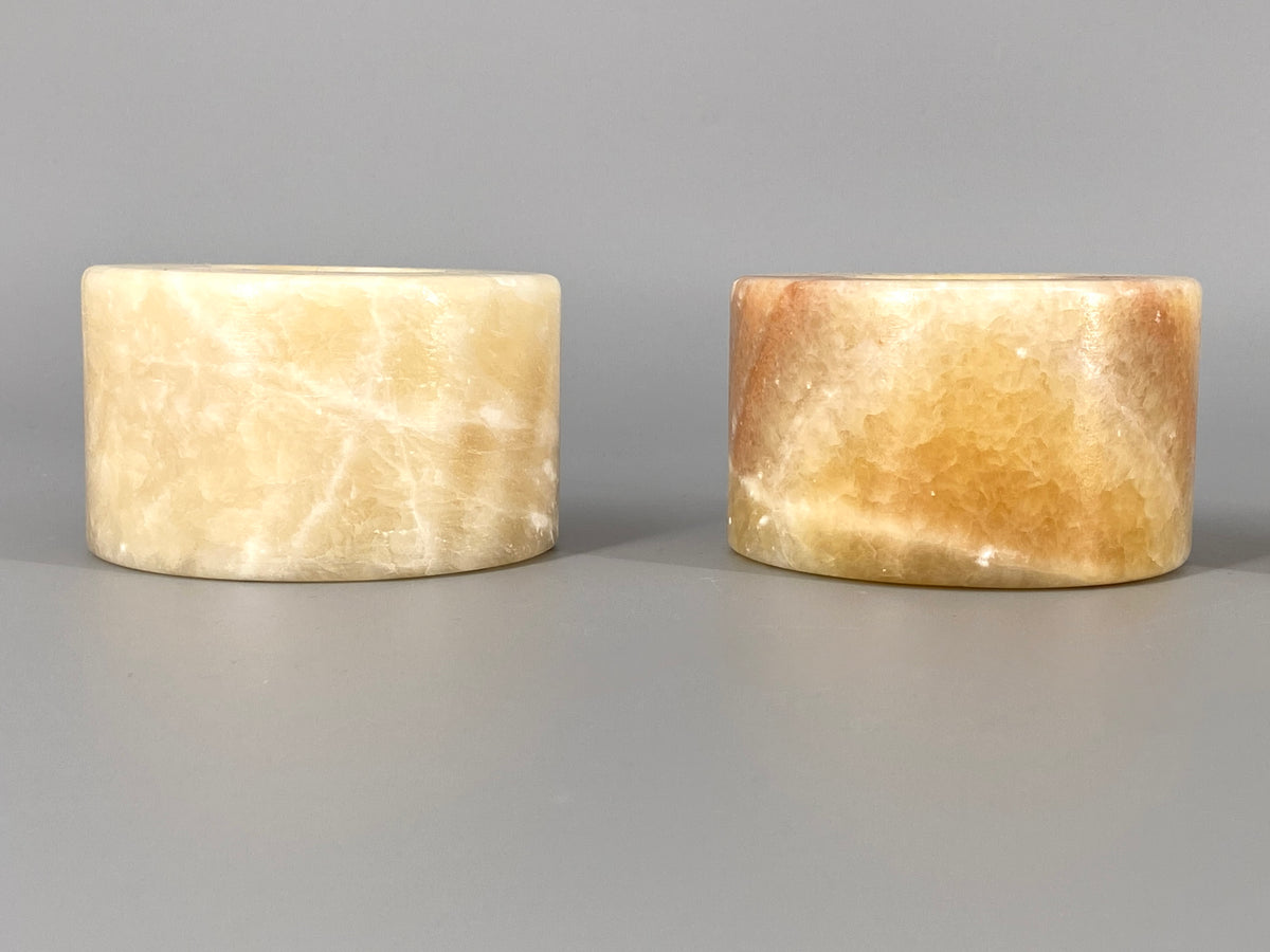 5 runde, massive Teelichthalter aus Alabaster