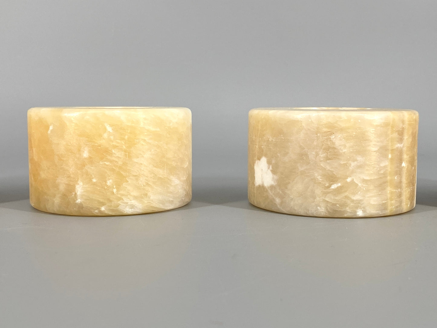 5 runde, massive Teelichthalter aus Alabaster