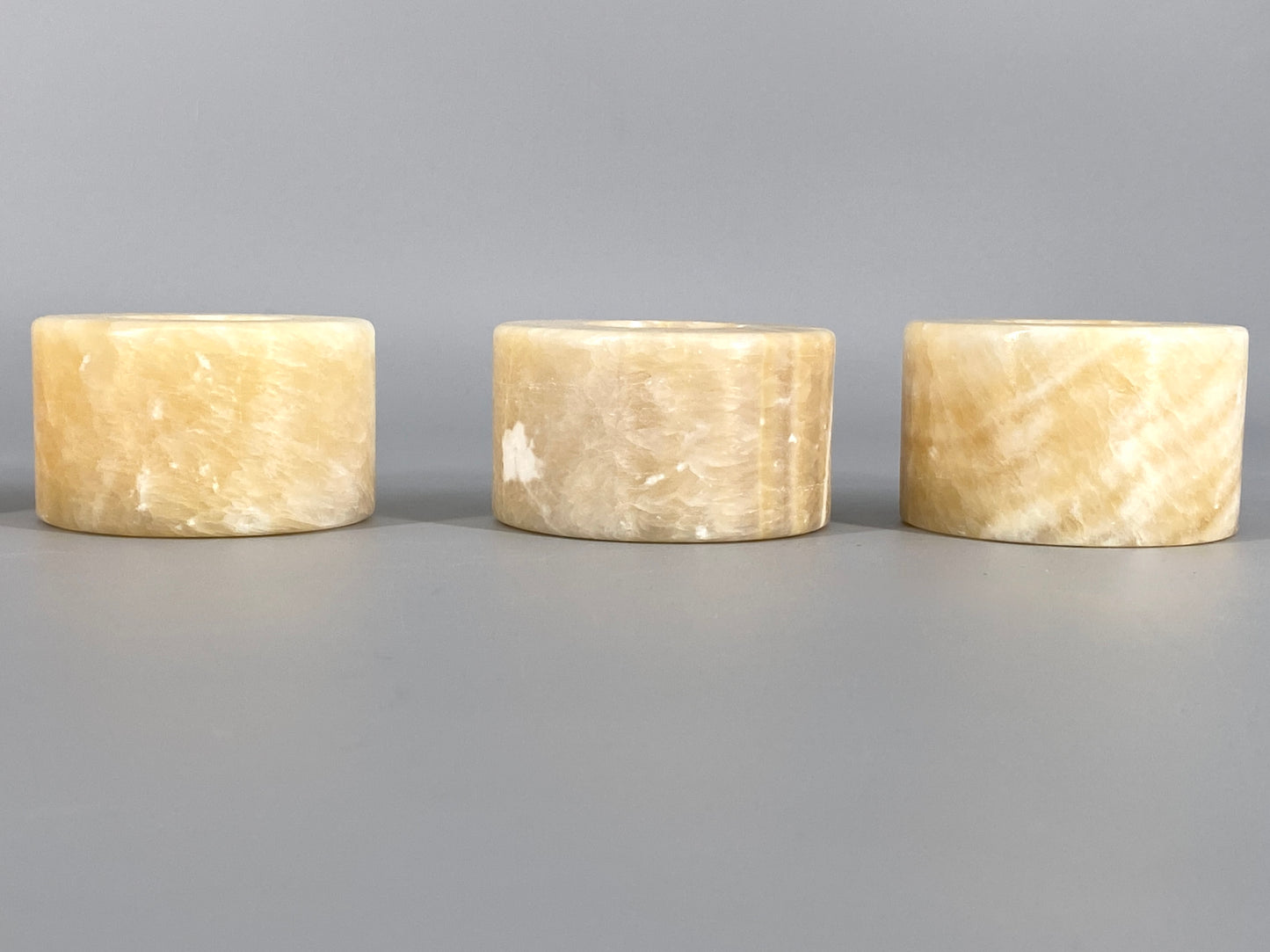5 runde, massive Teelichthalter aus Alabaster