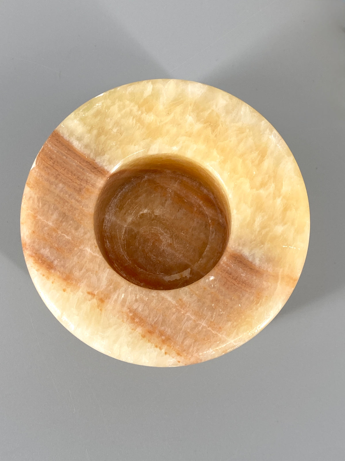 5 runde, massive Teelichthalter aus Alabaster