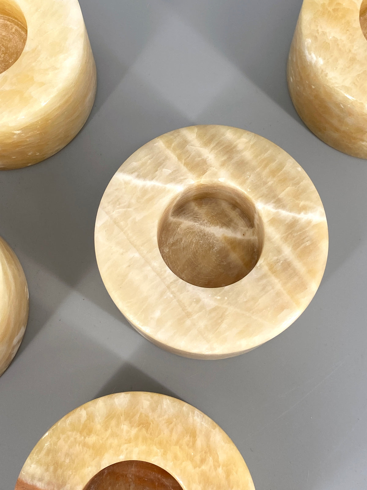 5 runde, massive Teelichthalter aus Alabaster
