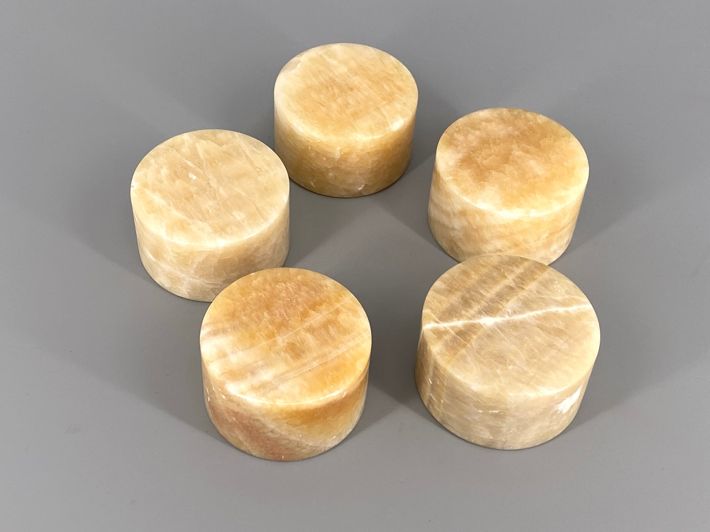 5 runde, massive Teelichthalter aus Alabaster