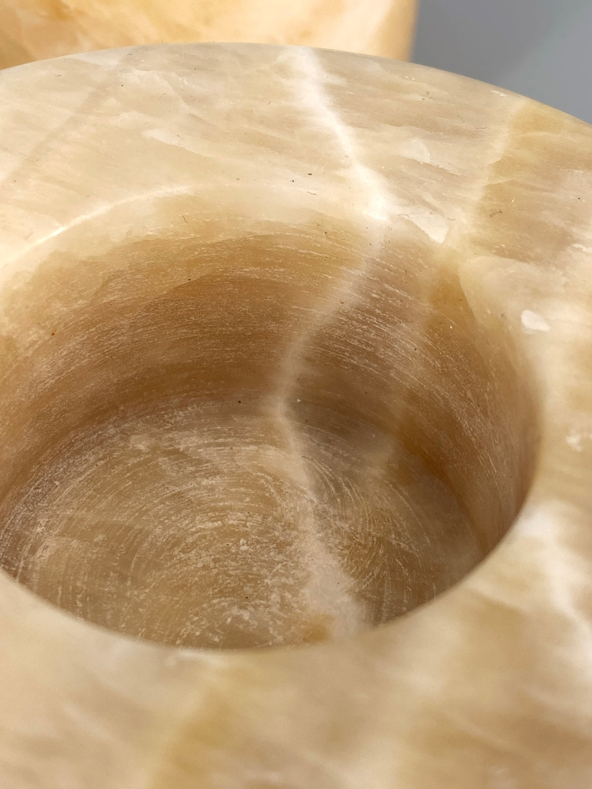 5 runde, massive Teelichthalter aus Alabaster