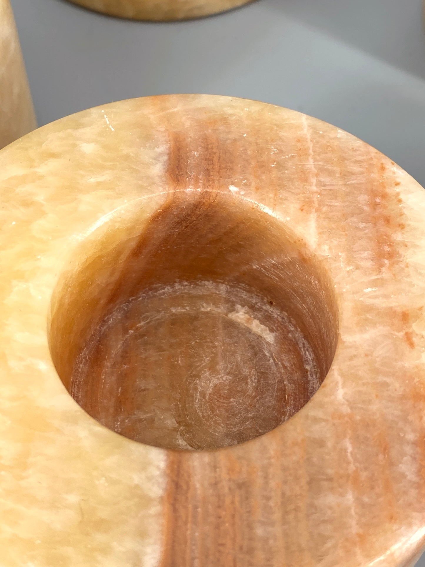 5 runde, massive Teelichthalter aus Alabaster