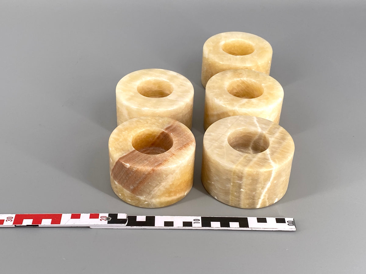 5 runde, massive Teelichthalter aus Alabaster