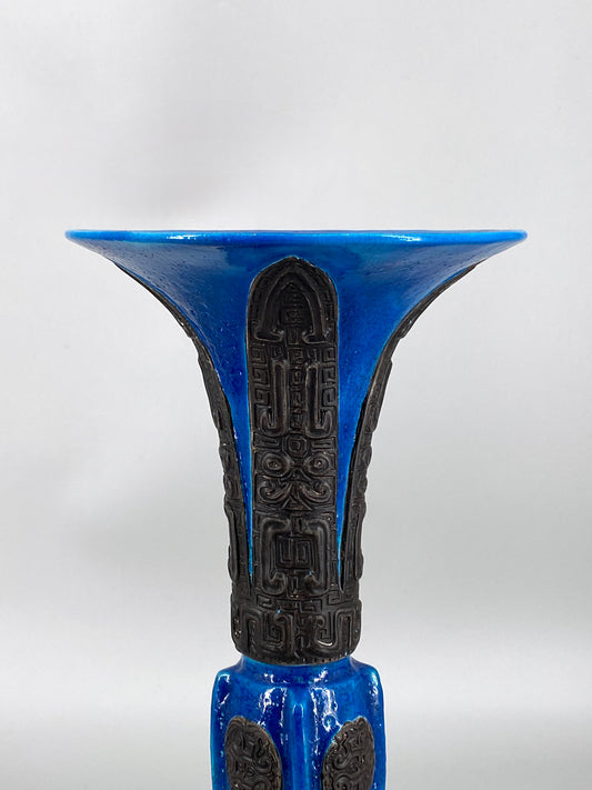 große, blaue Vase mit chinesischen Ornamenten in Gu-Form, China, 20. Jhd.