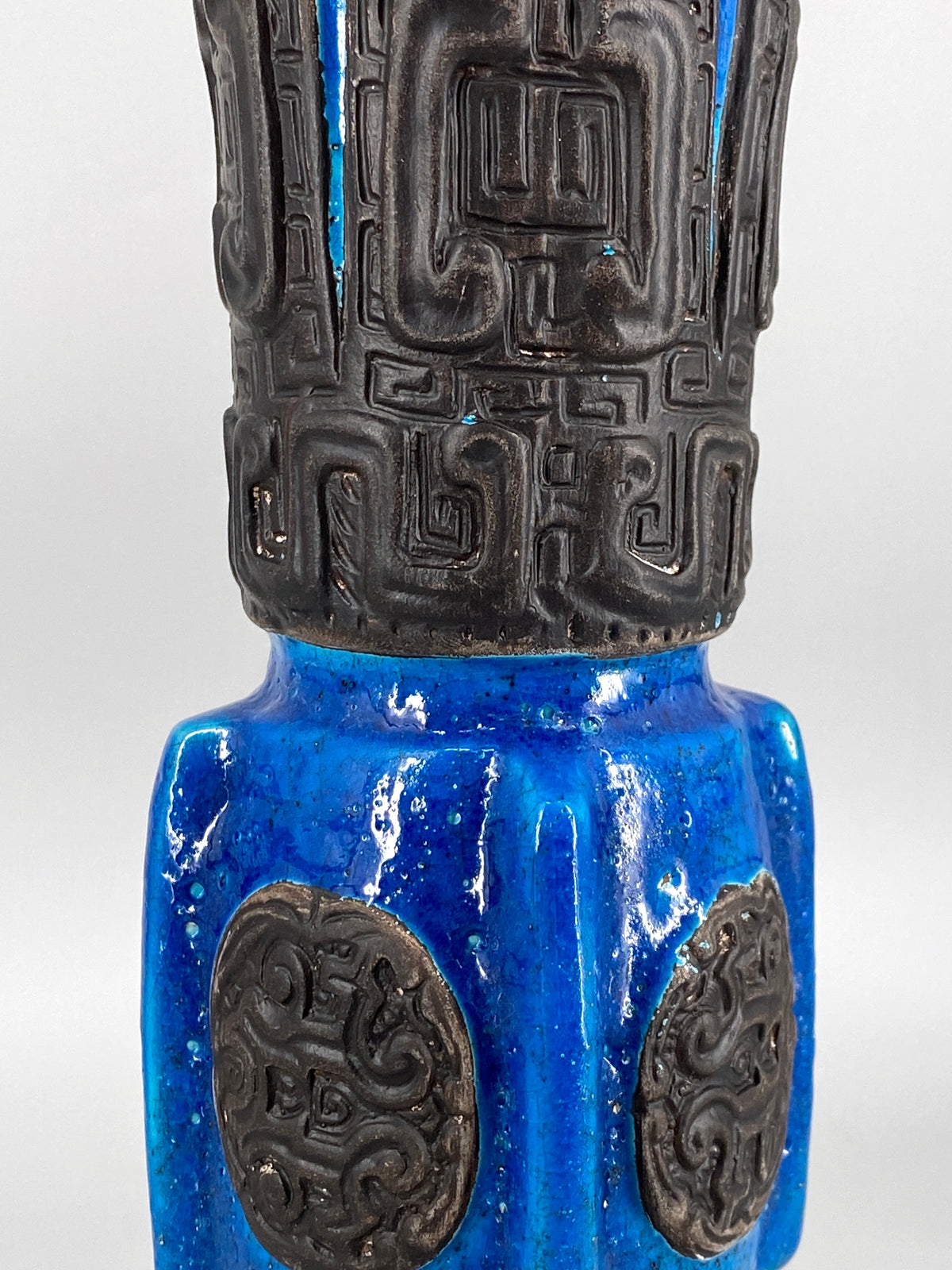 große, blaue Vase mit chinesischen Ornamenten in Gu-Form, China, 20. Jhd.