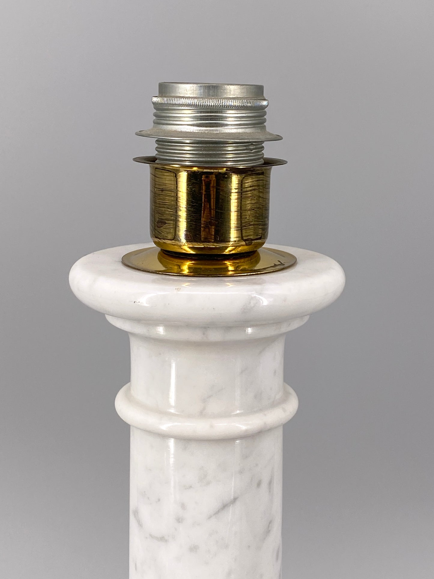 antiker Tischlampenfuß, Säule aus weißem Marmor