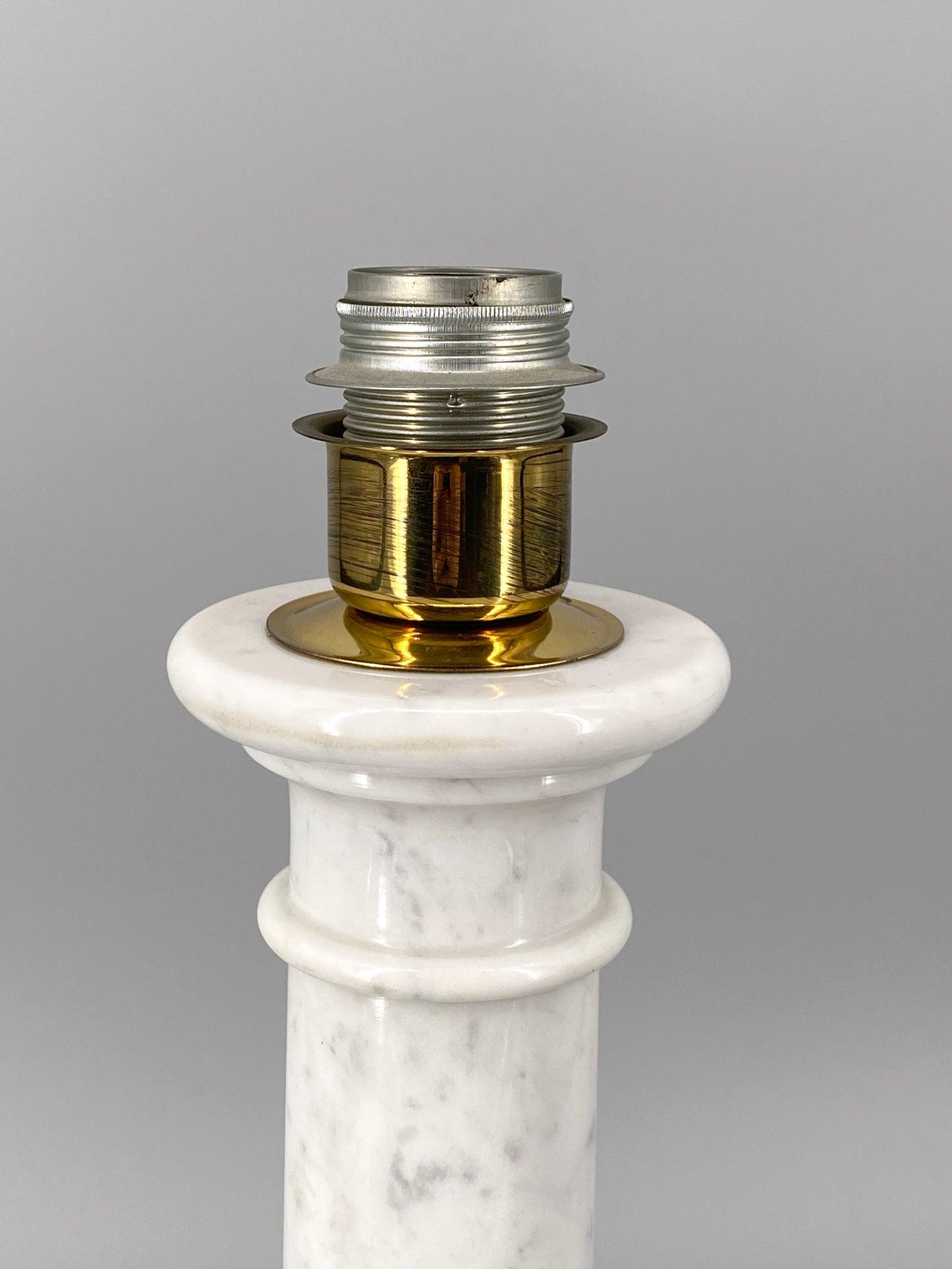 antiker Tischlampenfuß, Säule aus weißem Marmor