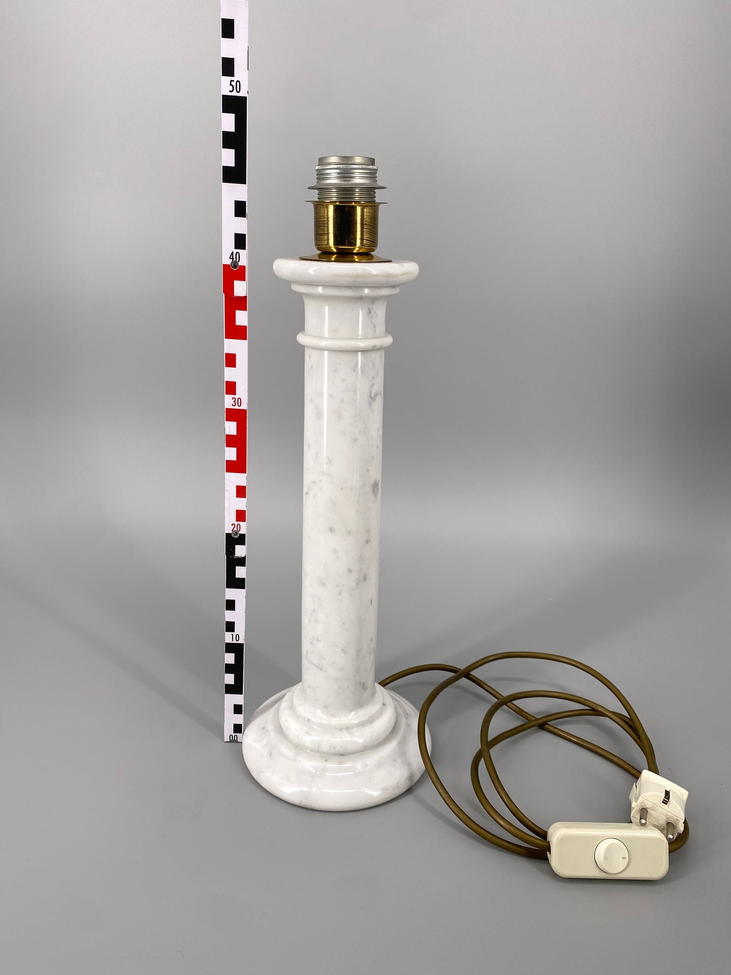 antiker Tischlampenfuß, Säule aus weißem Marmor