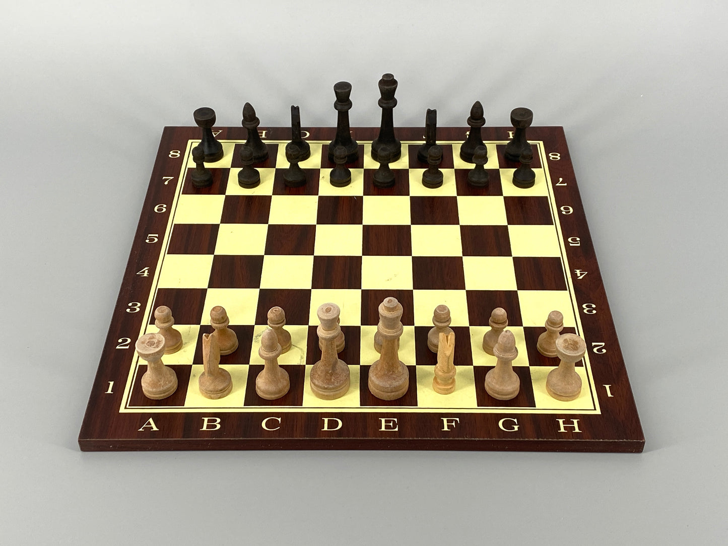 Beidseitiges Schachbrett / Mühlespiel mit moderner Typografie und einem Set Schachfiguren