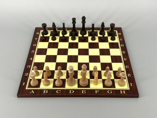 Beidseitiges Schachbrett / Mühlespiel mit moderner Typografie und einem Set Schachfiguren
