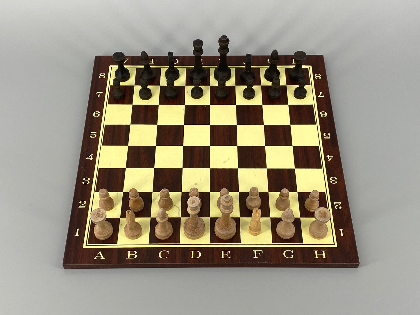 Beidseitiges Schachbrett / Mühlespiel mit moderner Typografie und einem Set Schachfiguren