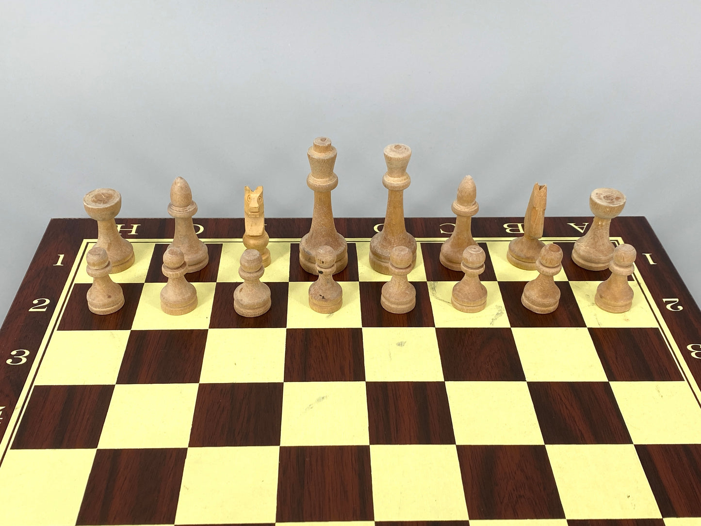 Beidseitiges Schachbrett / Mühlespiel mit moderner Typografie und einem Set Schachfiguren