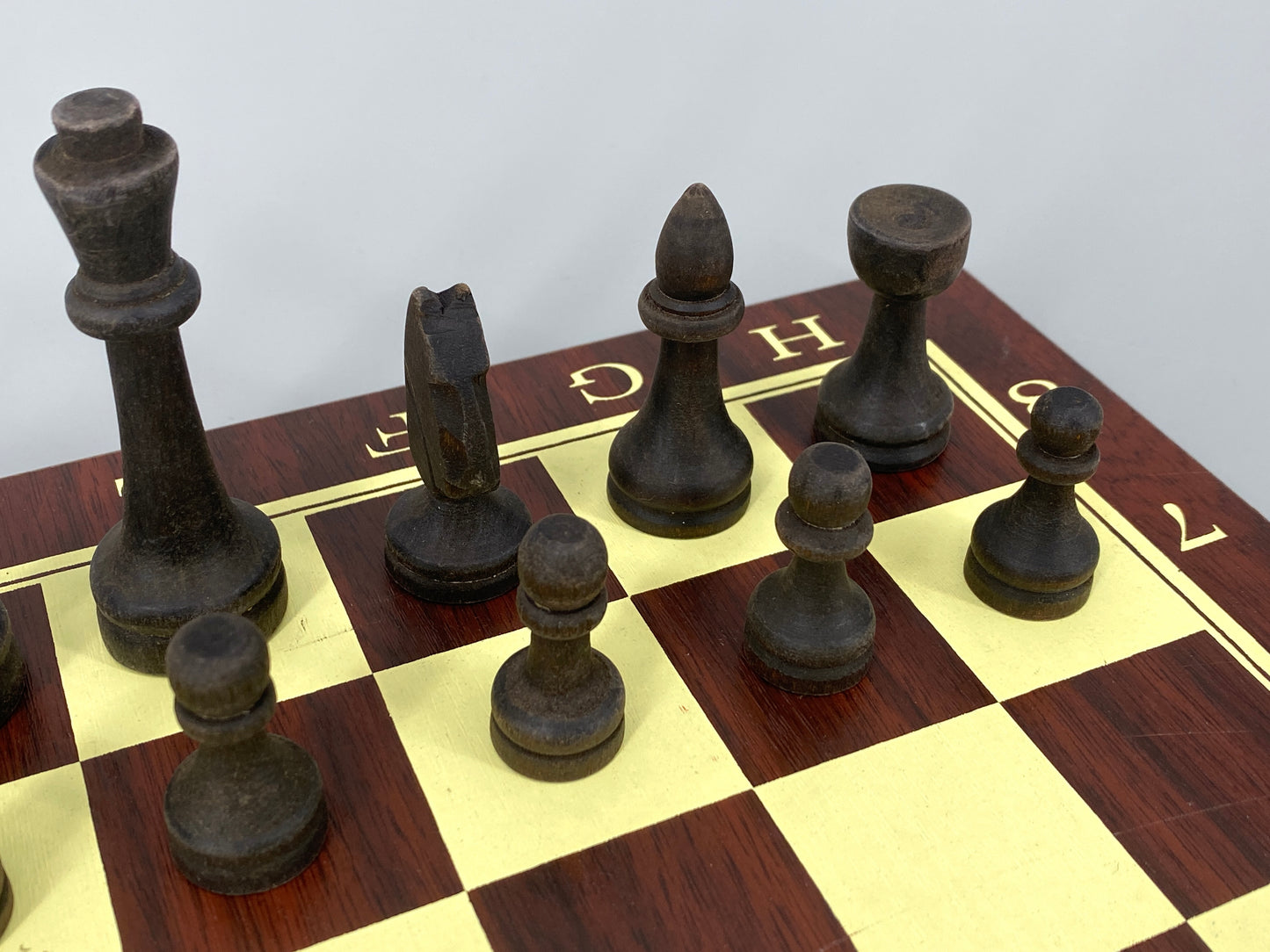 Beidseitiges Schachbrett / Mühlespiel mit moderner Typografie und einem Set Schachfiguren