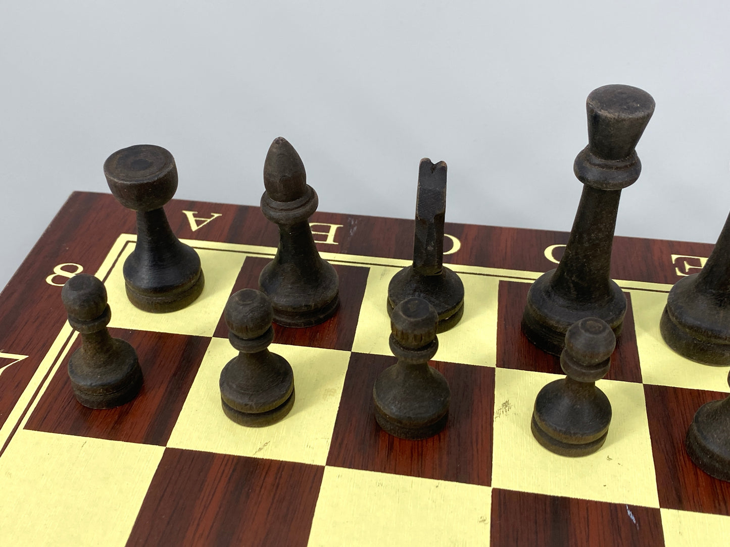 Beidseitiges Schachbrett / Mühlespiel mit moderner Typografie und einem Set Schachfiguren