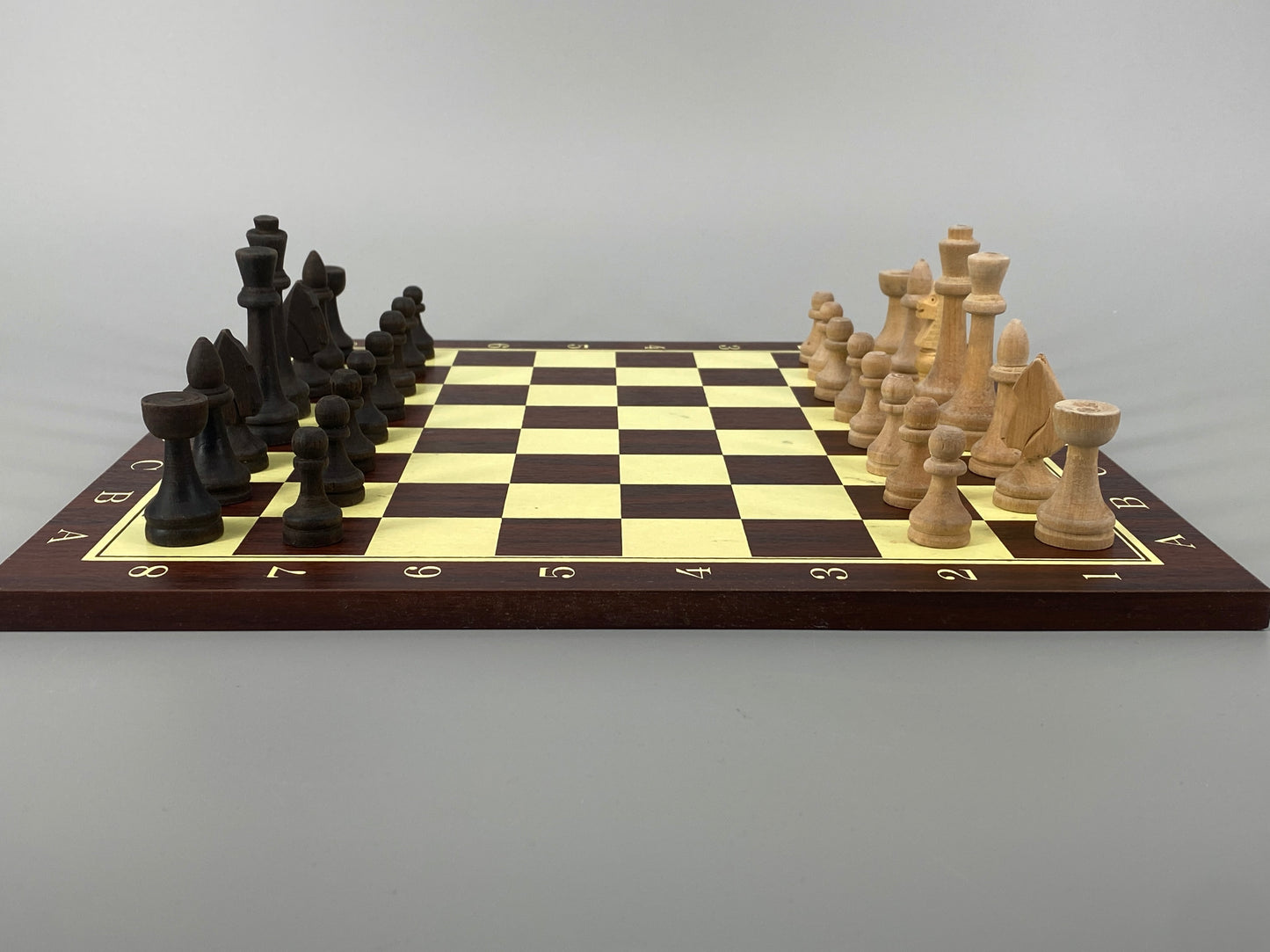 Beidseitiges Schachbrett / Mühlespiel mit moderner Typografie und einem Set Schachfiguren